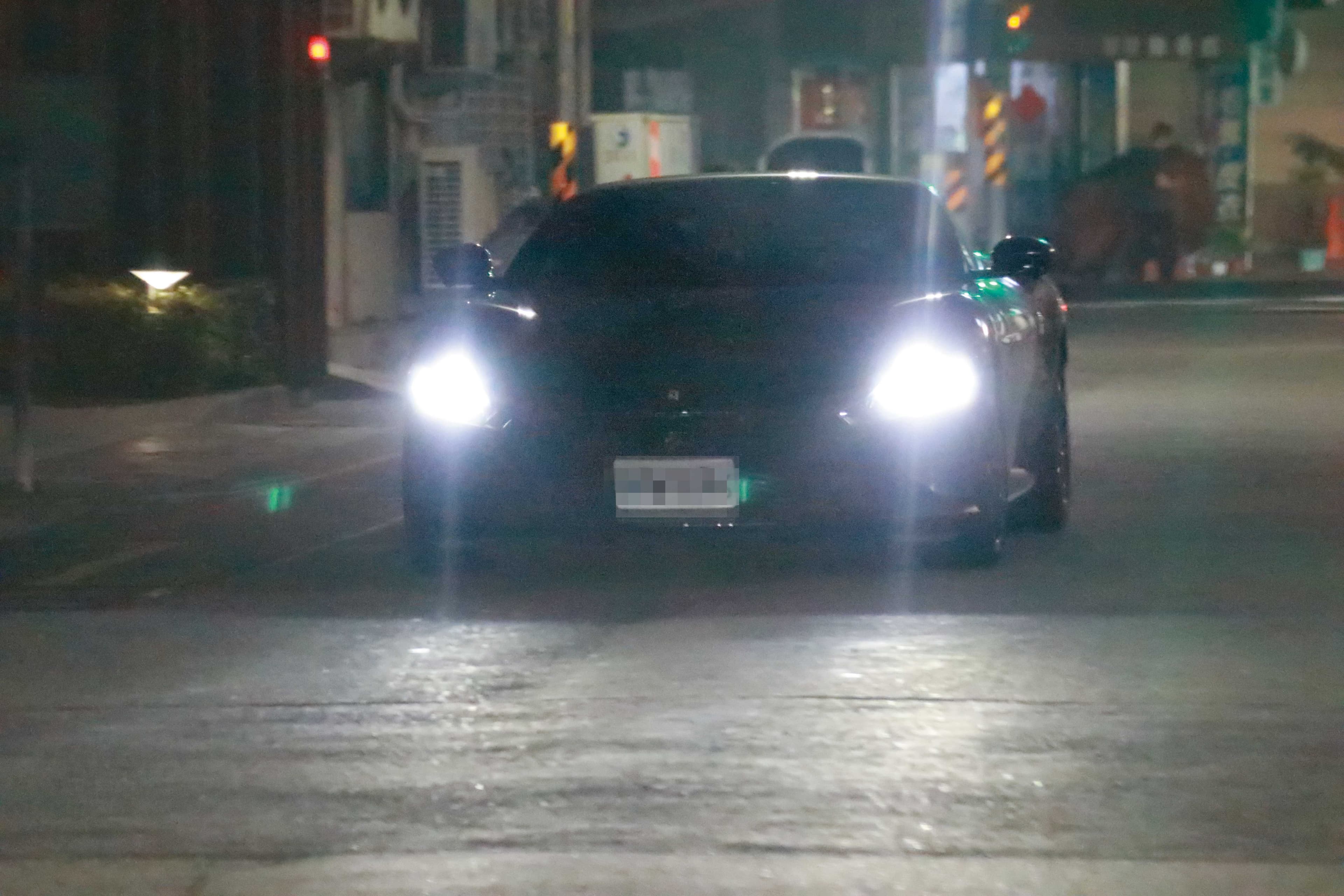 本刊直擊，趙建銘喜愛收藏名車，深夜開著法拉利跑車回家。