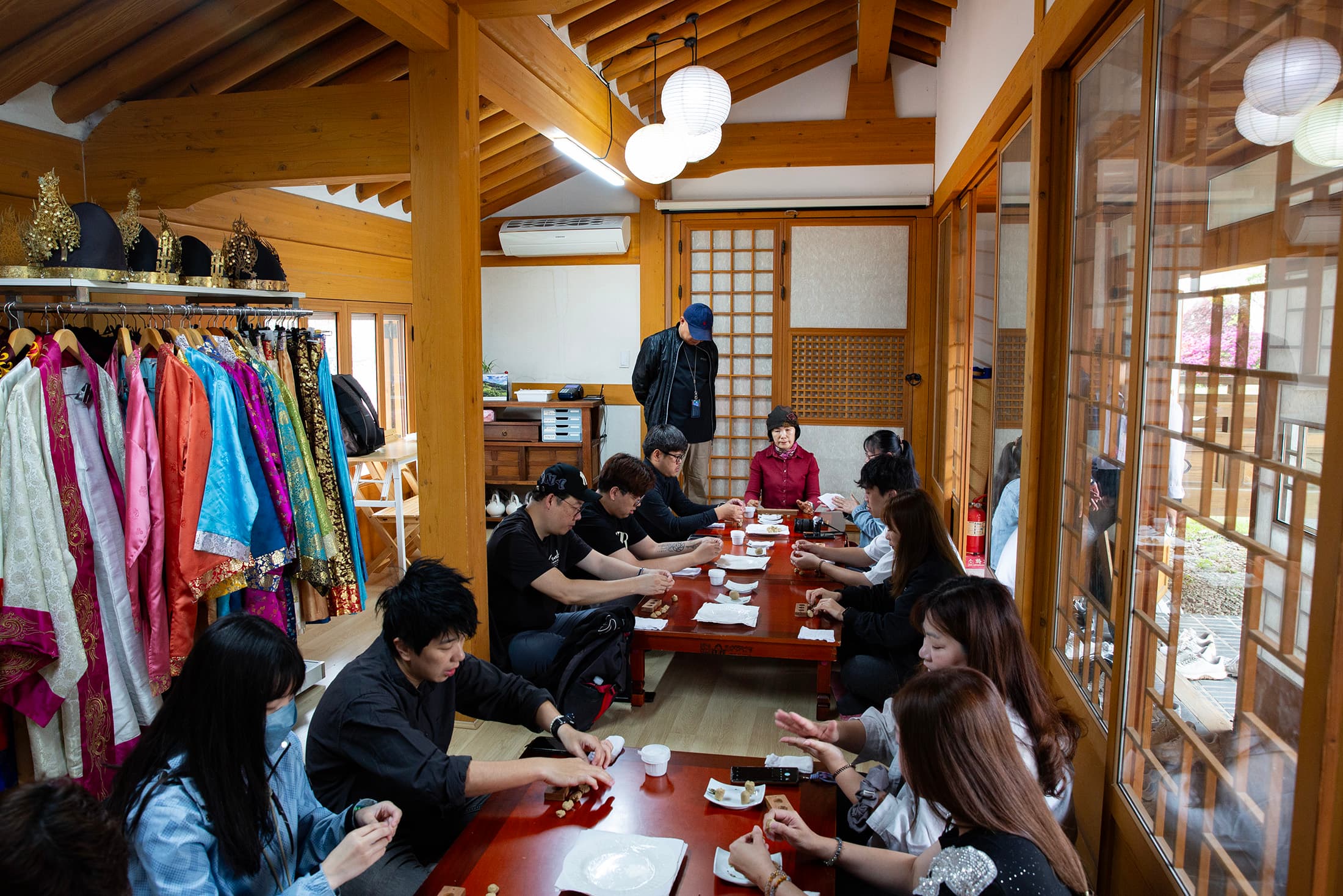 早晨在韓屋村體驗手工栗子韓菓製作，用雙手揉捏出帶有天然栗香的精緻茶食。