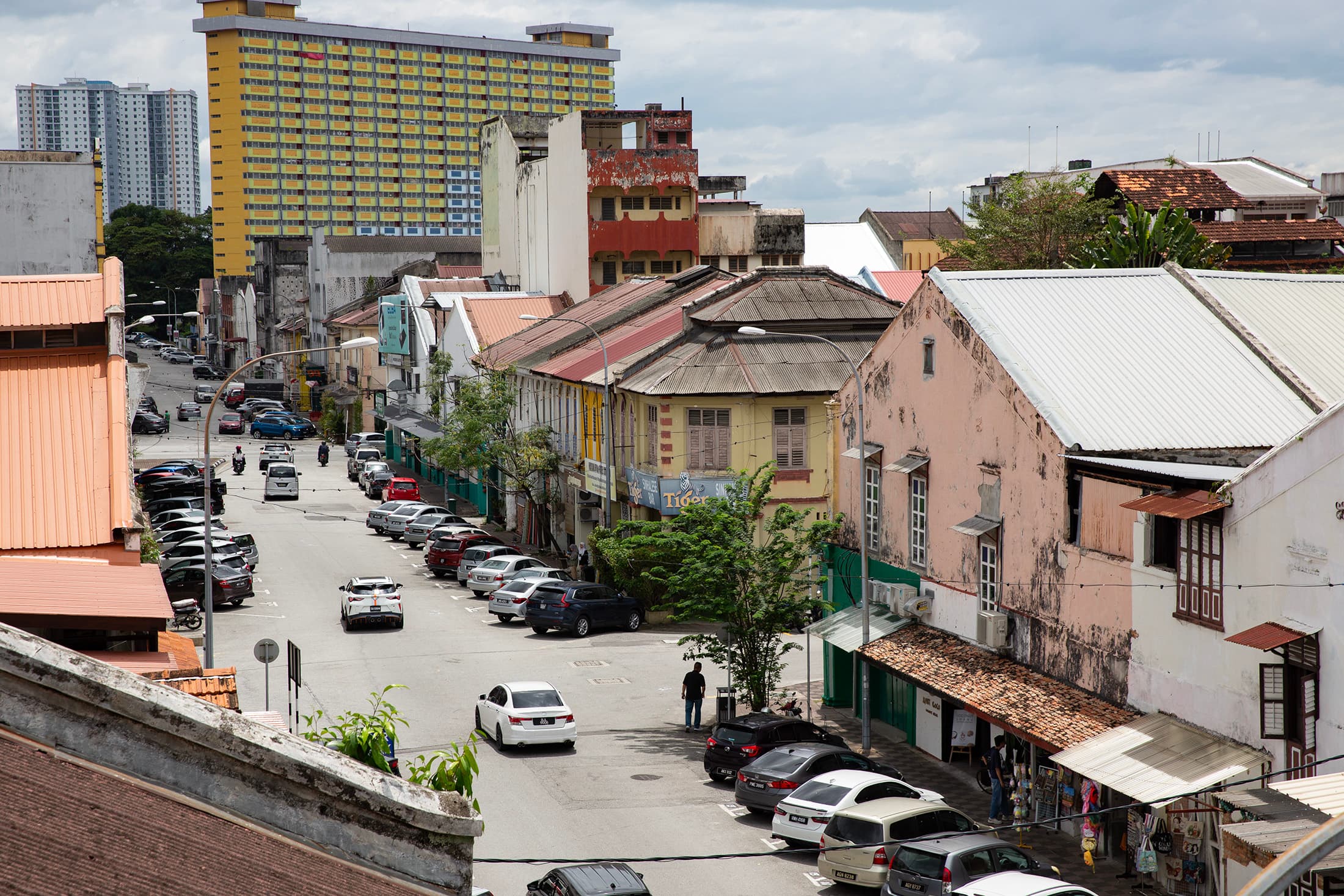 怡保是一座充滿魅力的城市，將歷史、文化、美食和自然景觀完美地結合在一起。