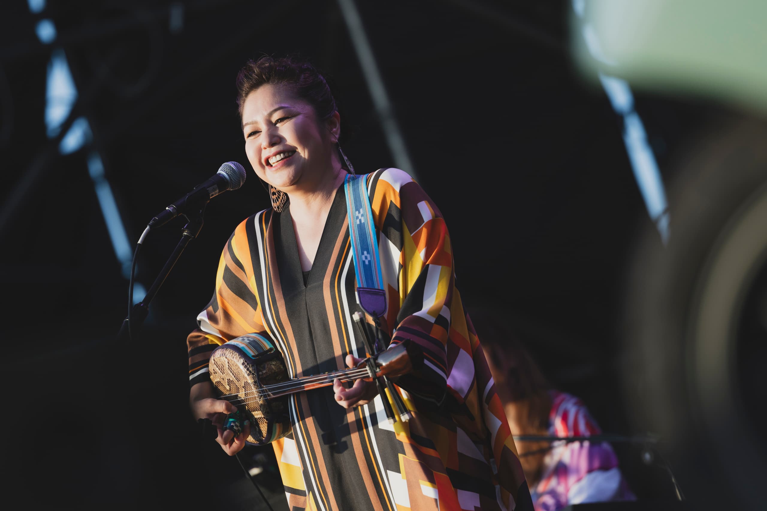 夏川里美演唱曾被周花健翻唱為〈花心〉的〈花〉一曲，還唱了一段中文歌詞。（寬寬整合行銷提供）