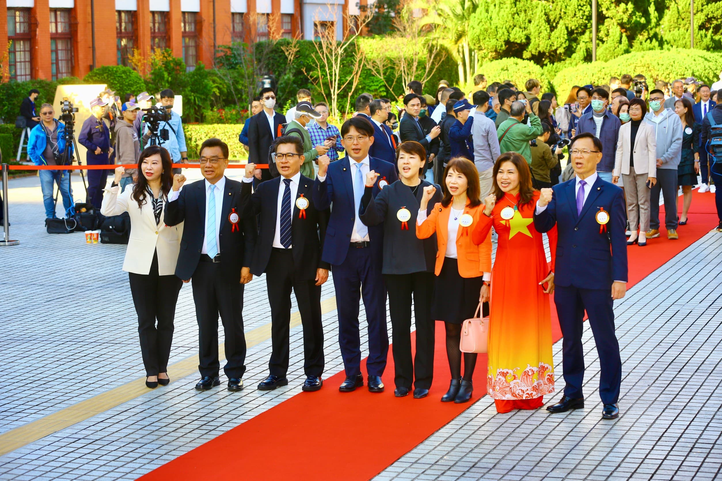 民眾黨8席立委今合體走紅毯，其中黃珊珊（右4）將角逐院長大位。