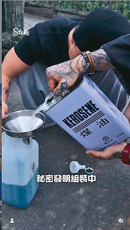 孫安佐與經紀人在影片中準備好煤油並點燃，噴出驚人火焰。	（翻攝自孫安佐IG）