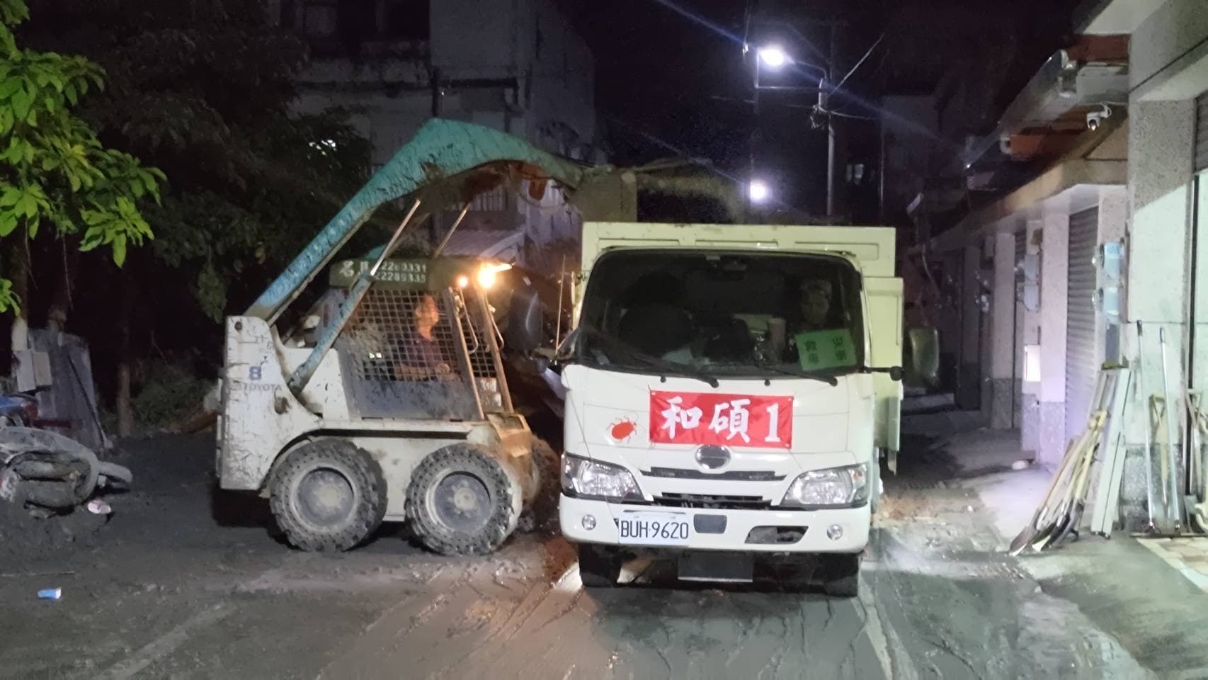 為了要協助災民早日恢復正常生活，和碩安排工程人員輪班日夜施工。（讀者提供）