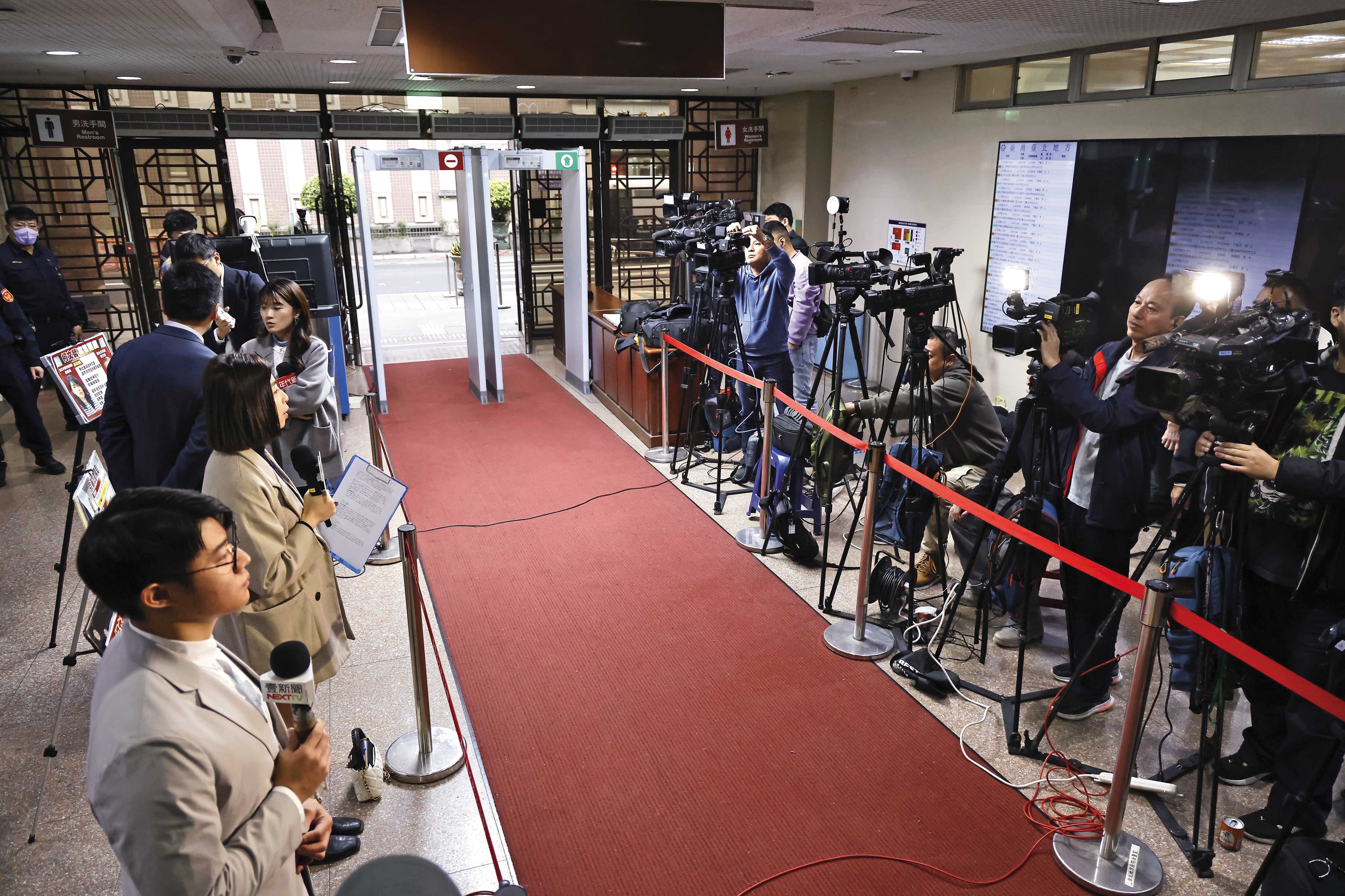 陳水扁認為，「媒體」與「司法」是新興民主國家的2大難題，司法這塊儘管仍有顏色，但總統的手絕不能伸進去。