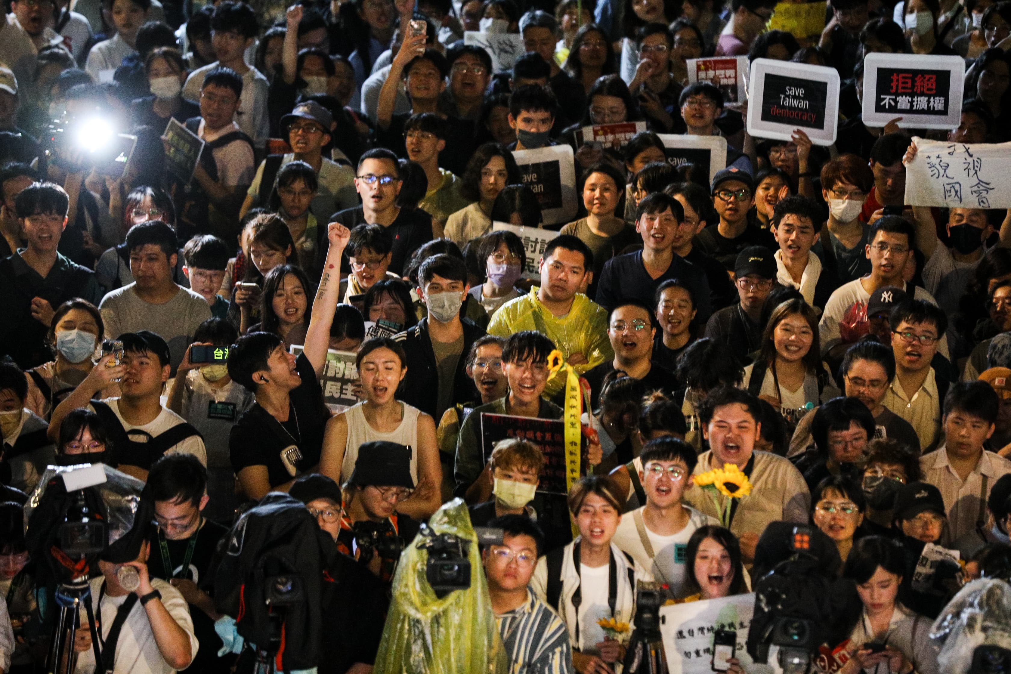 立法院今（21）日續審藍白國會改革方案，場外抗議審查過程違背民主程序的群眾晚間湧入逾萬人。