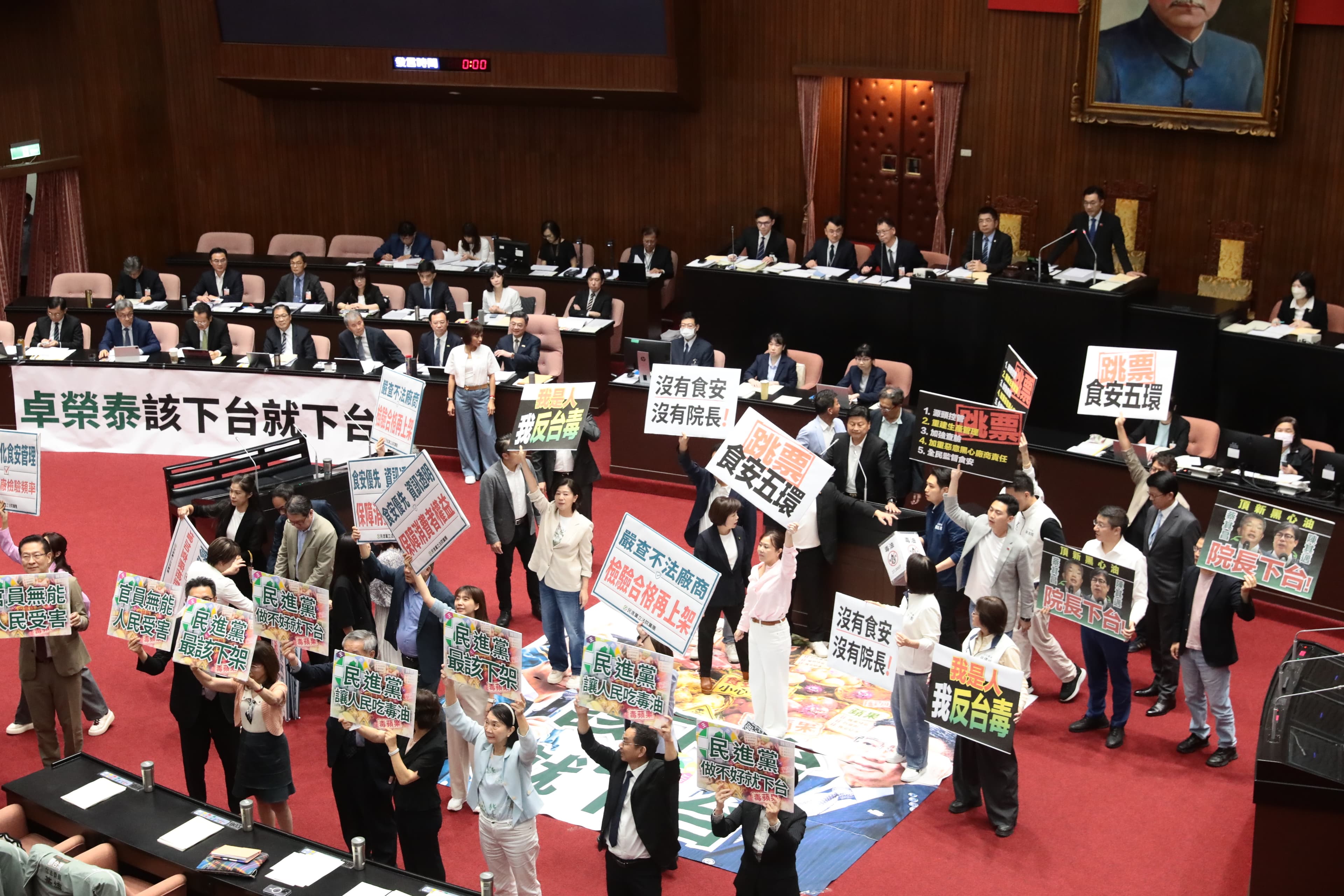在野黨要求卓榮泰下台負責。（鏡報林煒凱攝）