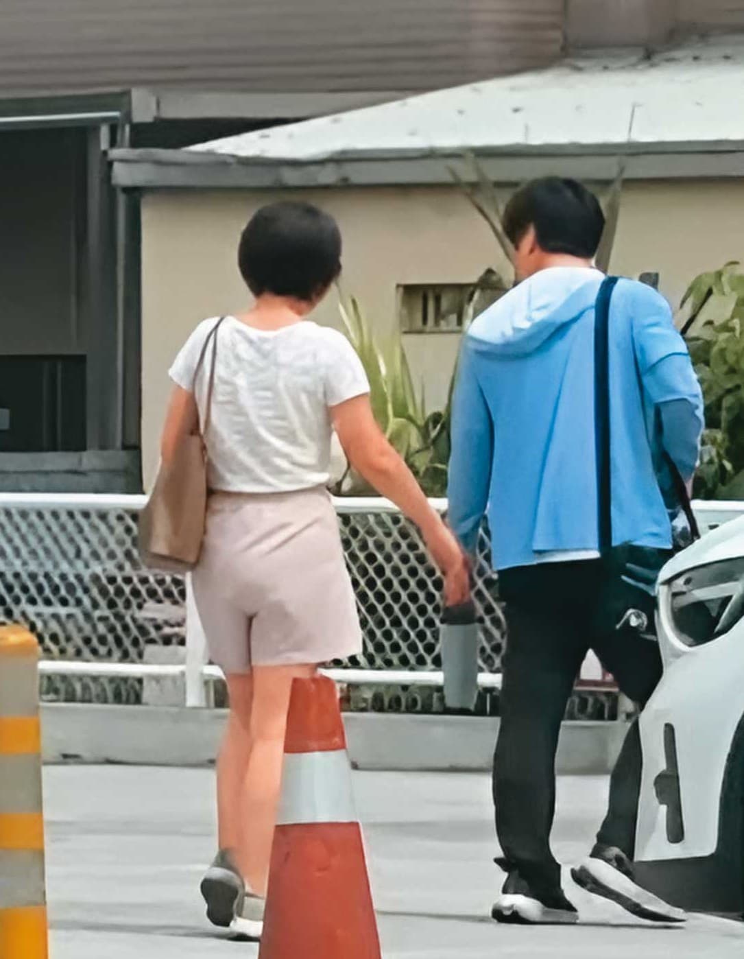 已婚政風主任L男（右）與法官助理K女（左）一起牽車，互動曖昧。（讀者提供）