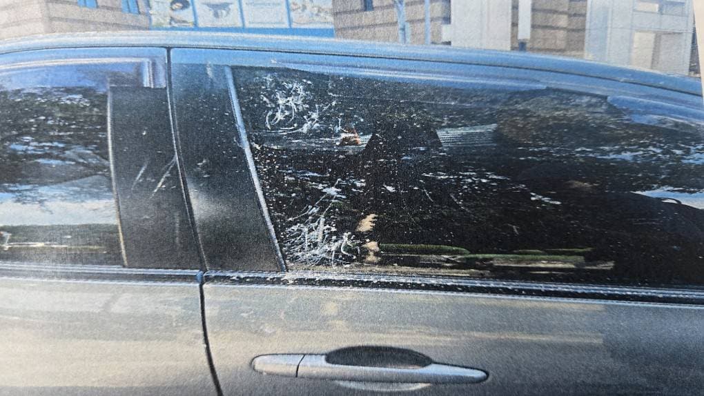 兩側車門遭破壞。（警方提供）