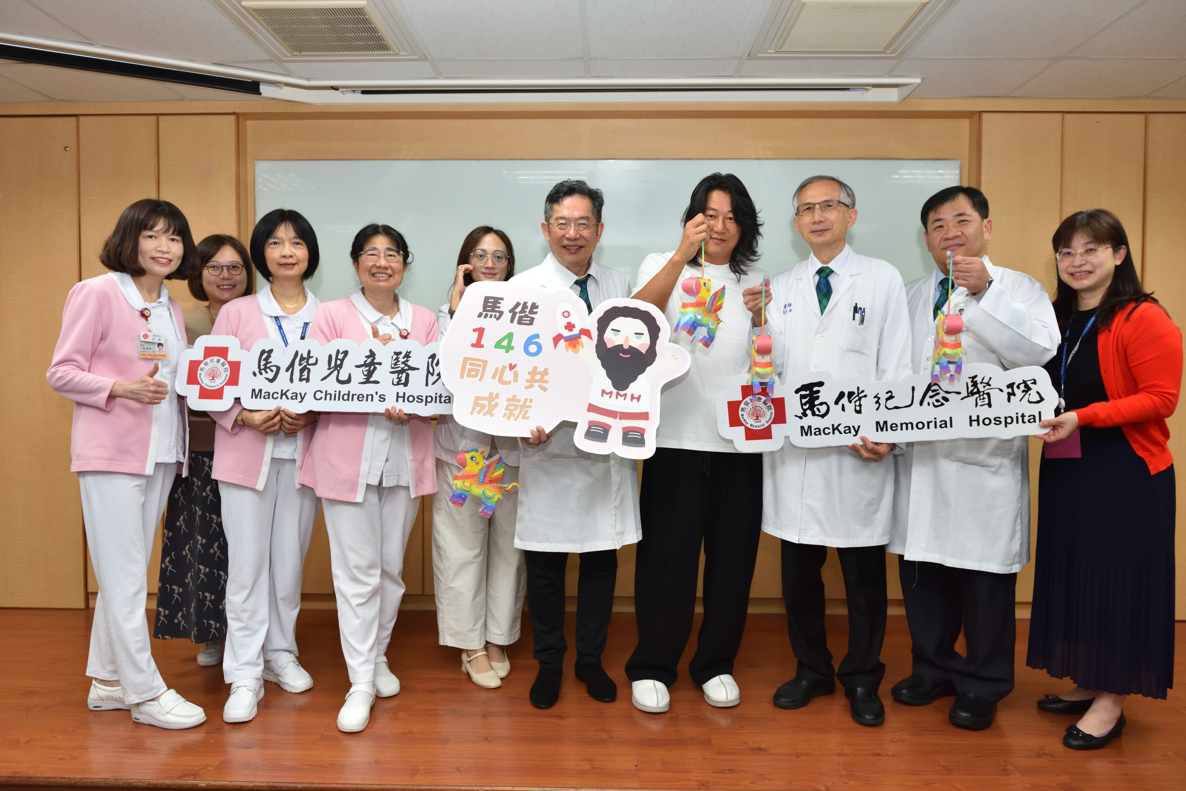 「韓哥」姜成鎬今現身馬偕兒童醫院，為新春注入平安、健康的祝福。（馬偕醫院提供）