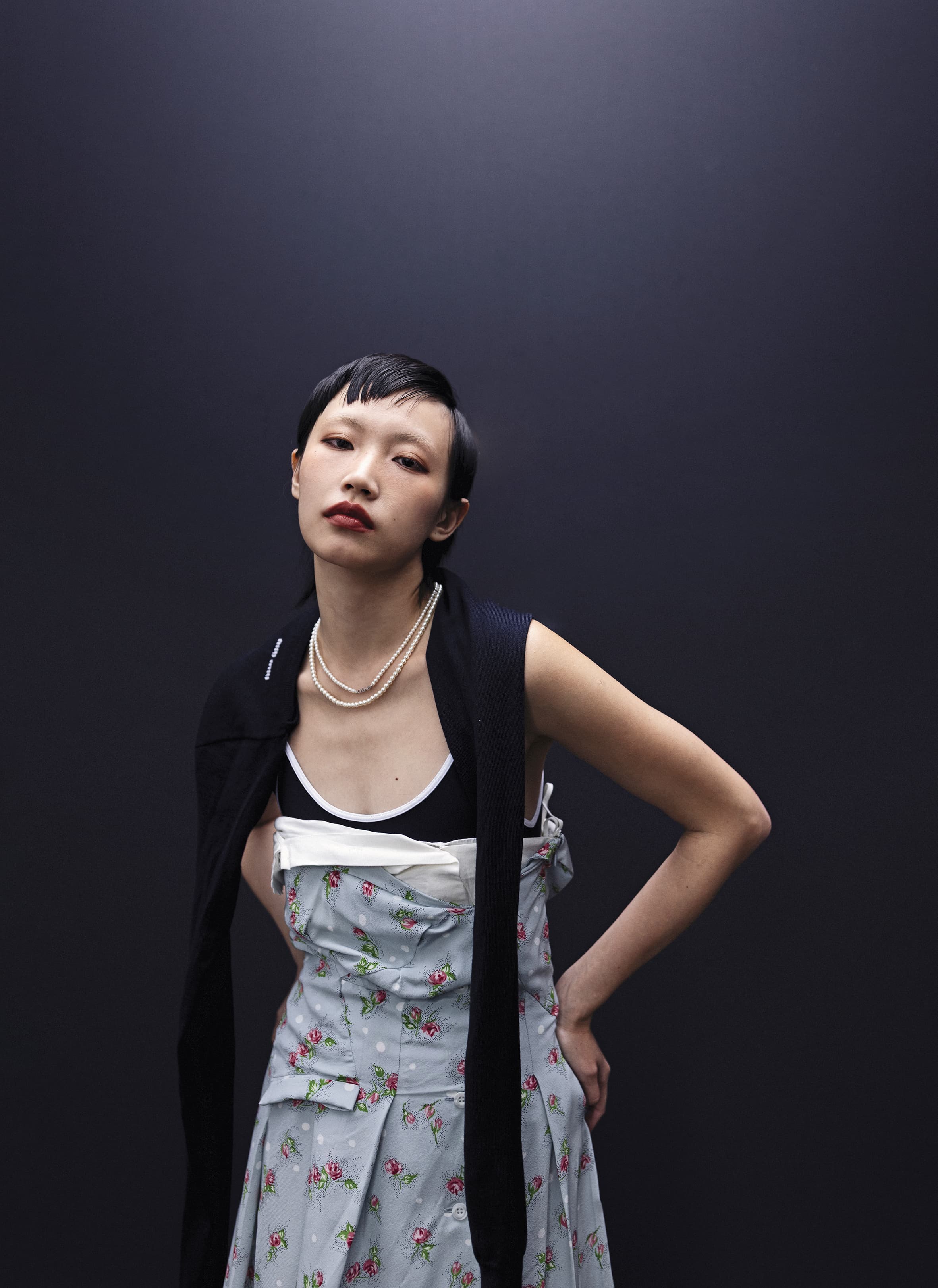 絲質平口洋裝 NT$225,000 by miu miu／深藍色羊毛上衣 價格店洽 by miu miu／深藍色尼龍連身衣 NT$41,000 by miu miu／雙層珍珠項鍊 價格店洽by CELINE