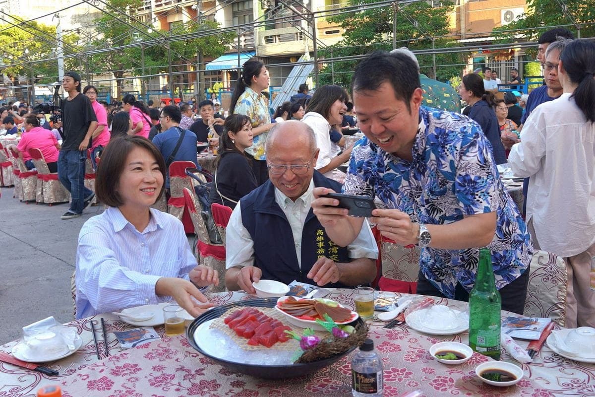 屏東黑鮪魚文化季8日在東隆宮前席開百桌，邀請外賓品嘗黑鮪魚生魚片等在地美食。（屏東縣政府提供）