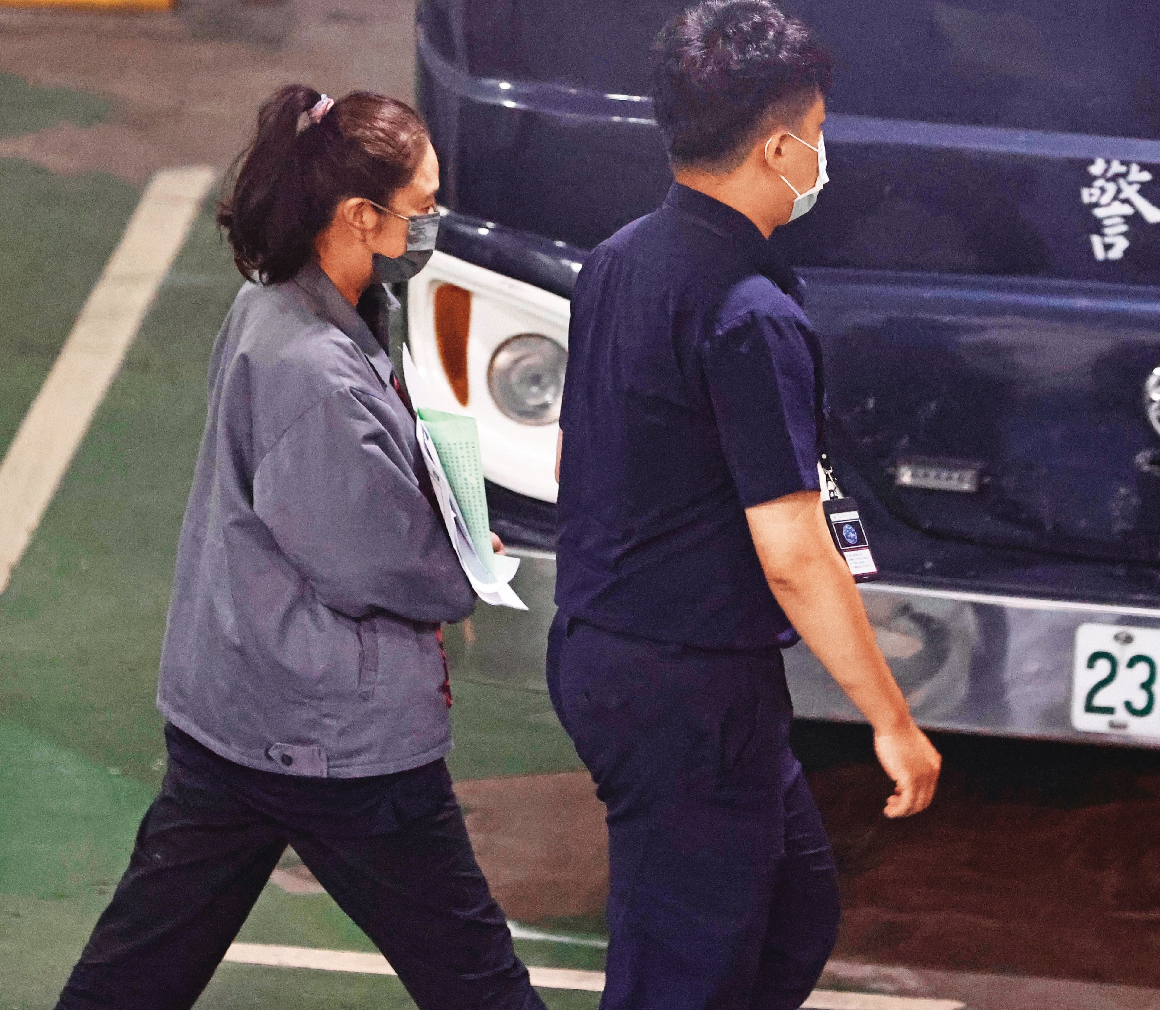 應曉薇被收押在北所練道家修仙術，她自稱已過世的氣功大師二度穿著紅色道袍且面帶微笑到監獄看她。