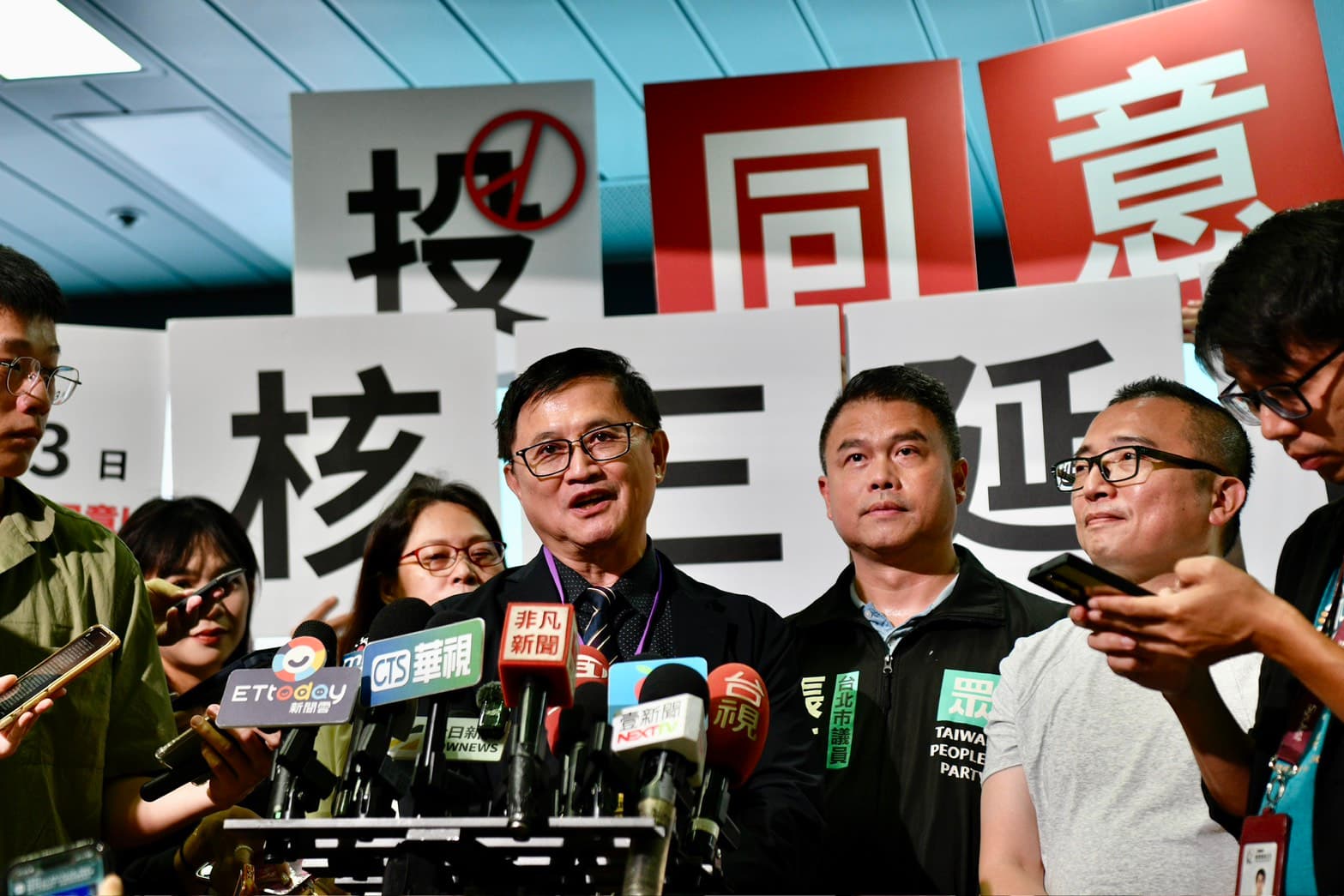 和碩董事長童子賢今日出席核三重啟公投發表會，並擔任正方代表。（鏡報李智為攝）