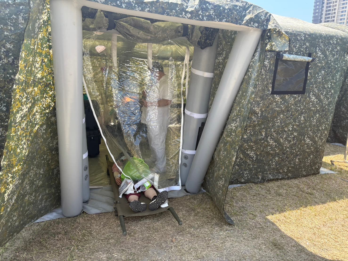 此次演習特地向軍醫局商借用FRSD的帳篷，調整成負壓狀態供現場緊急外科手術使用。