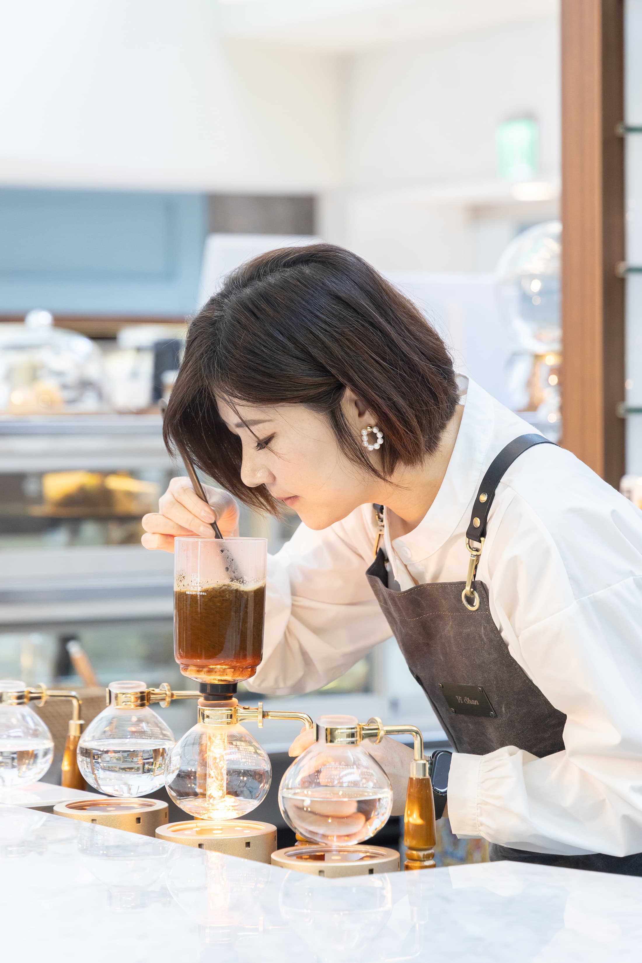 曾獲2017世界盃虹吸咖啡大賽冠軍的COFFEE LOVER's PLANET品牌總監楊衣姍，以虹吸式沖煮阿里山三韻味咖啡豆，展現該系列咖啡豐富的風味層次。