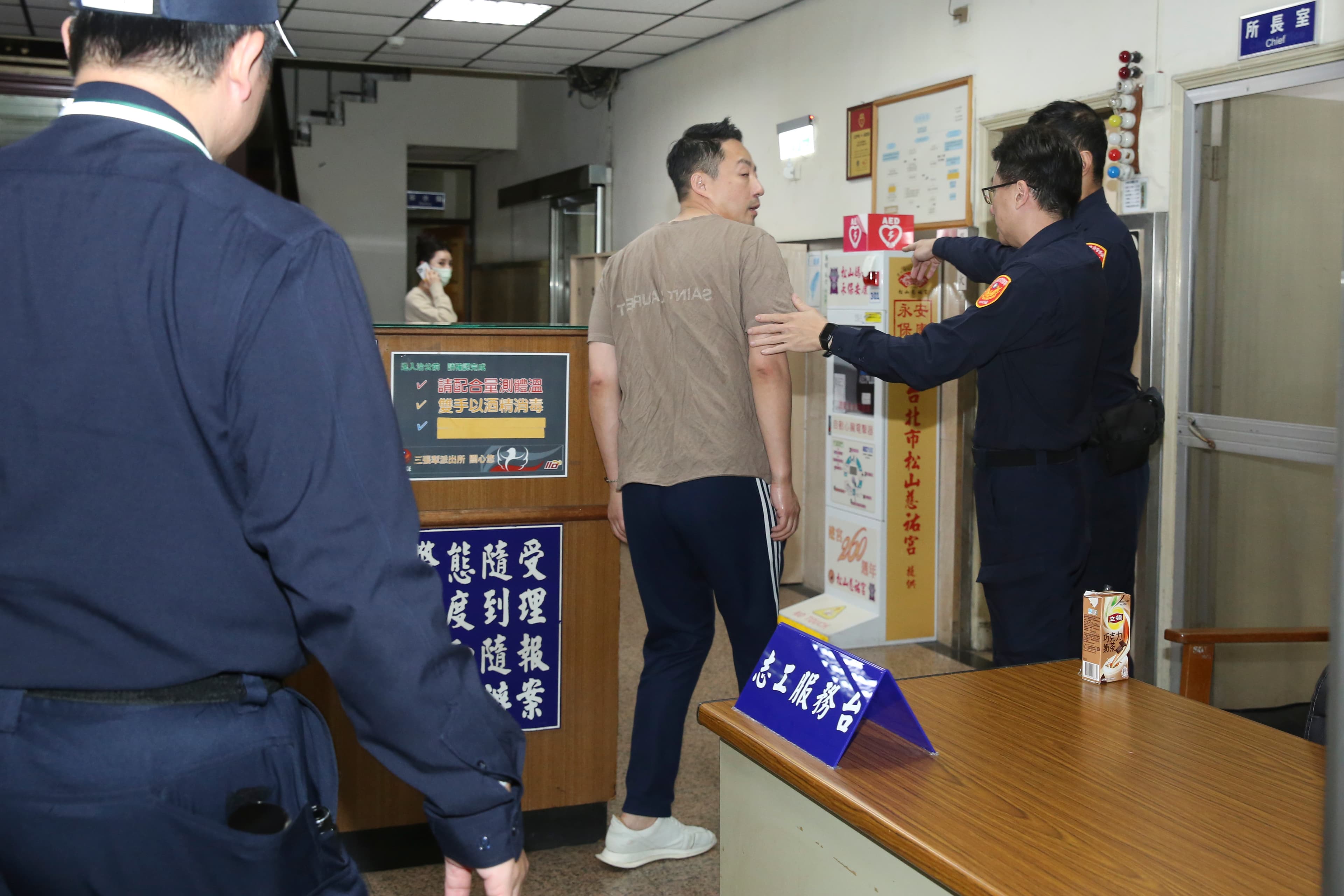 汪小菲（中）週五深夜擅闖前妻大S的家，又激動赴警局舉報大S，身心狀態十分可疑。