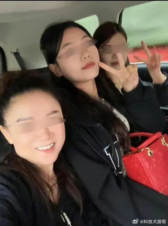 後座有1名化妝師(左)，和2名伴娘。（翻自微博）