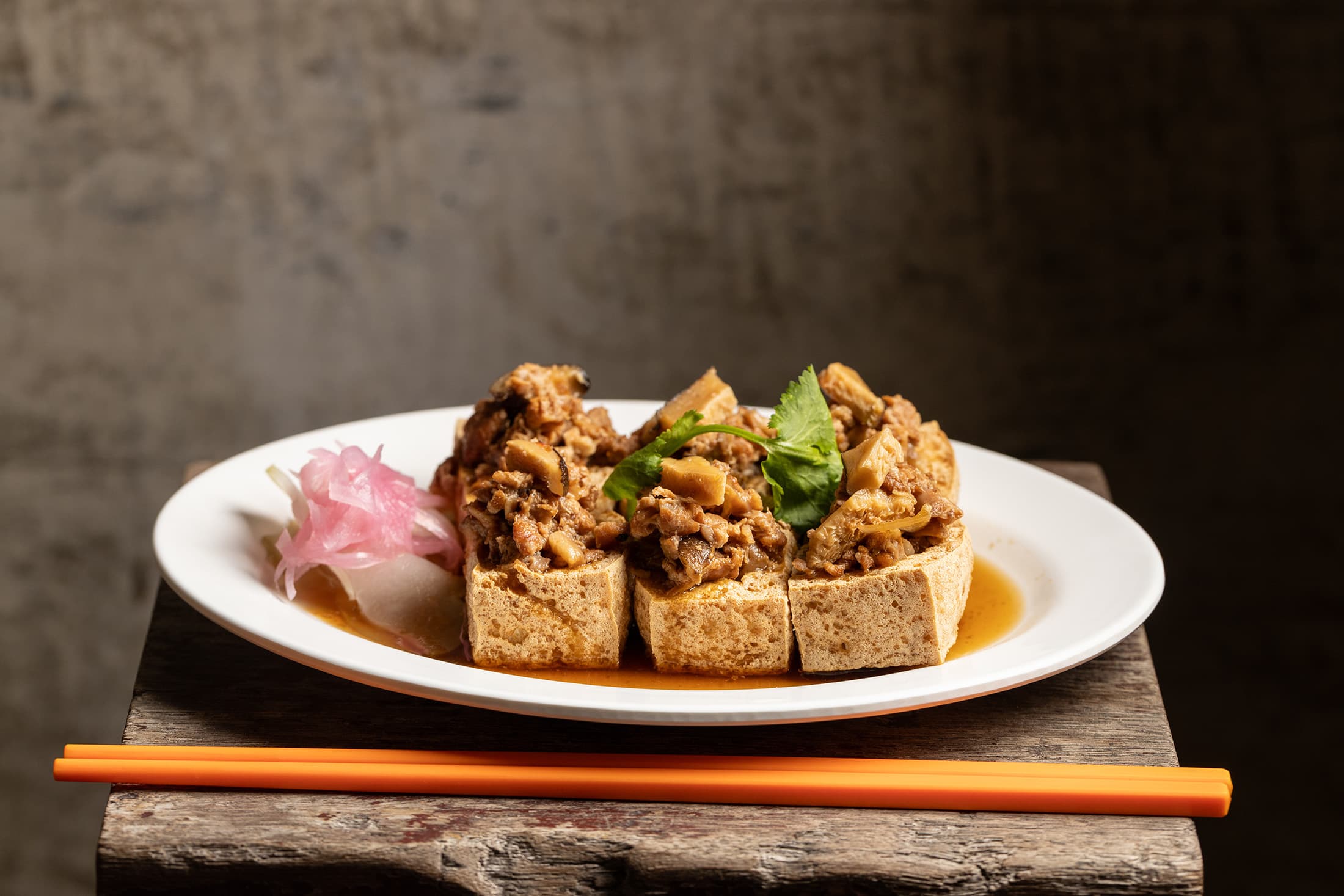 「明月大飯店肉燥」結合Bee母親麵店的肉燥配方，讓兩款台式小吃完美結合（100元／份）