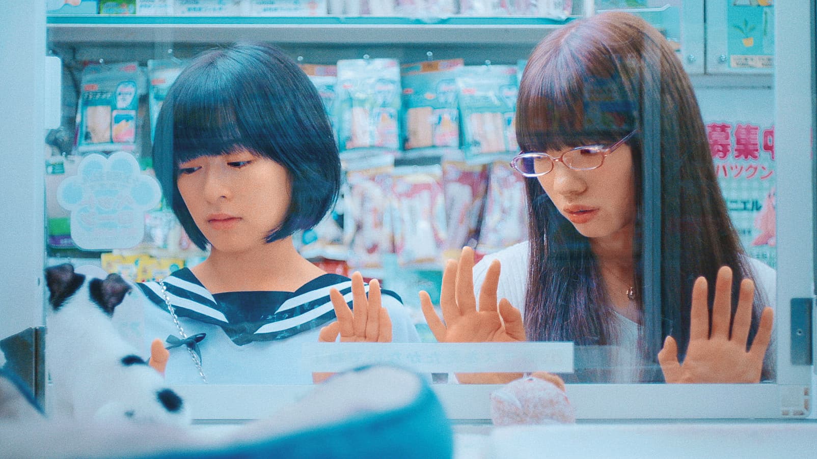 森七菜（左）飾演逃家少女，挑戰出道以來最具突破性演出。（光年映畫提供）