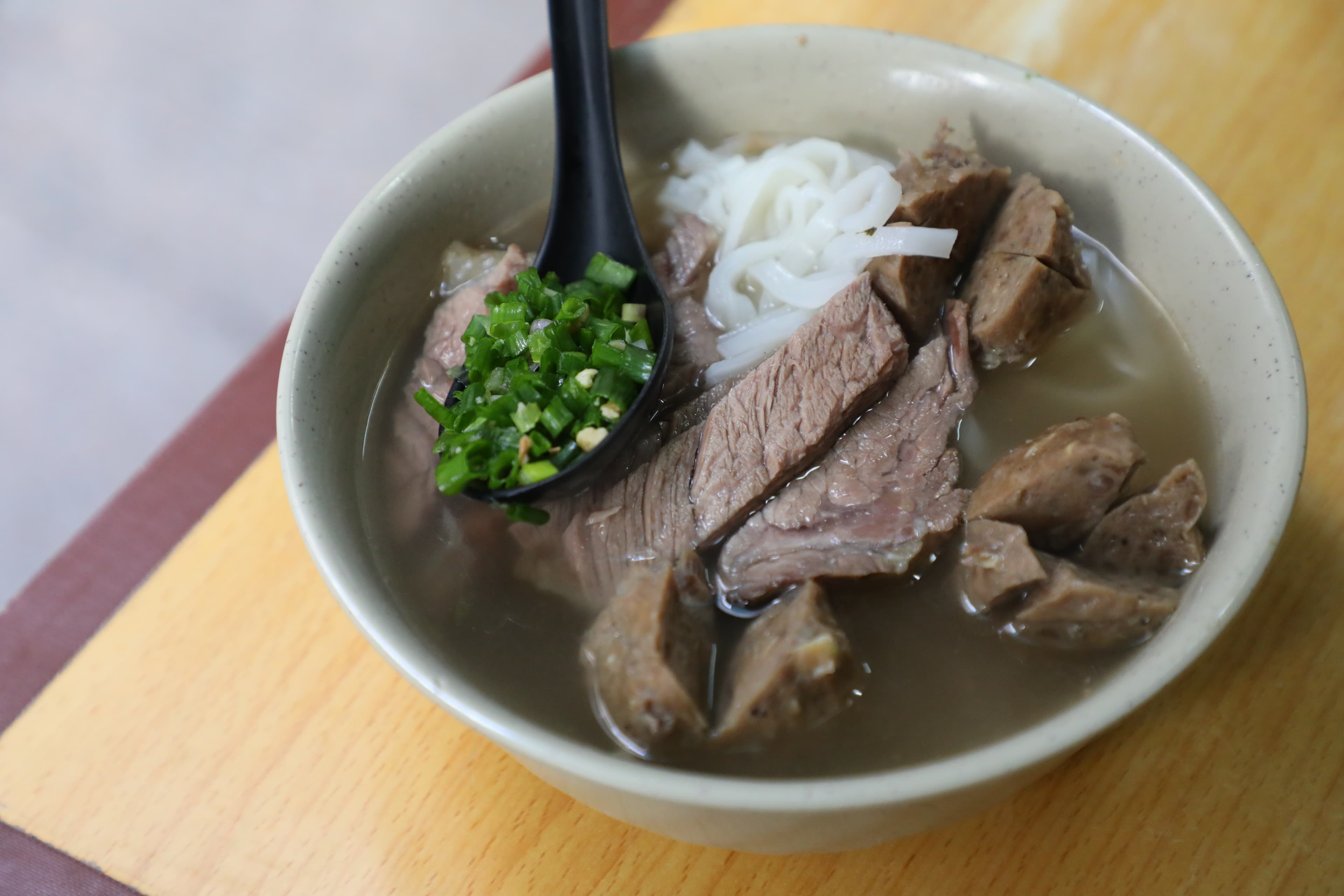「水記」的強項是處理新鮮牛腩牛雜，「牛腩河」是招牌之一。（單拼，港幣45元／碗）