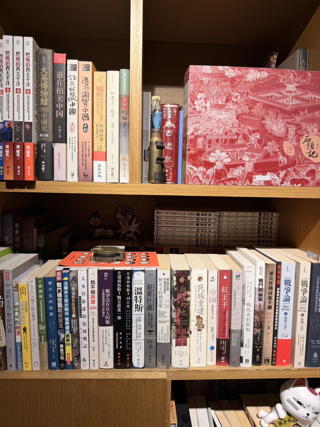 書櫃裡的書透露常行深的興趣，多為歷史、政治、文學、軍事類書籍。