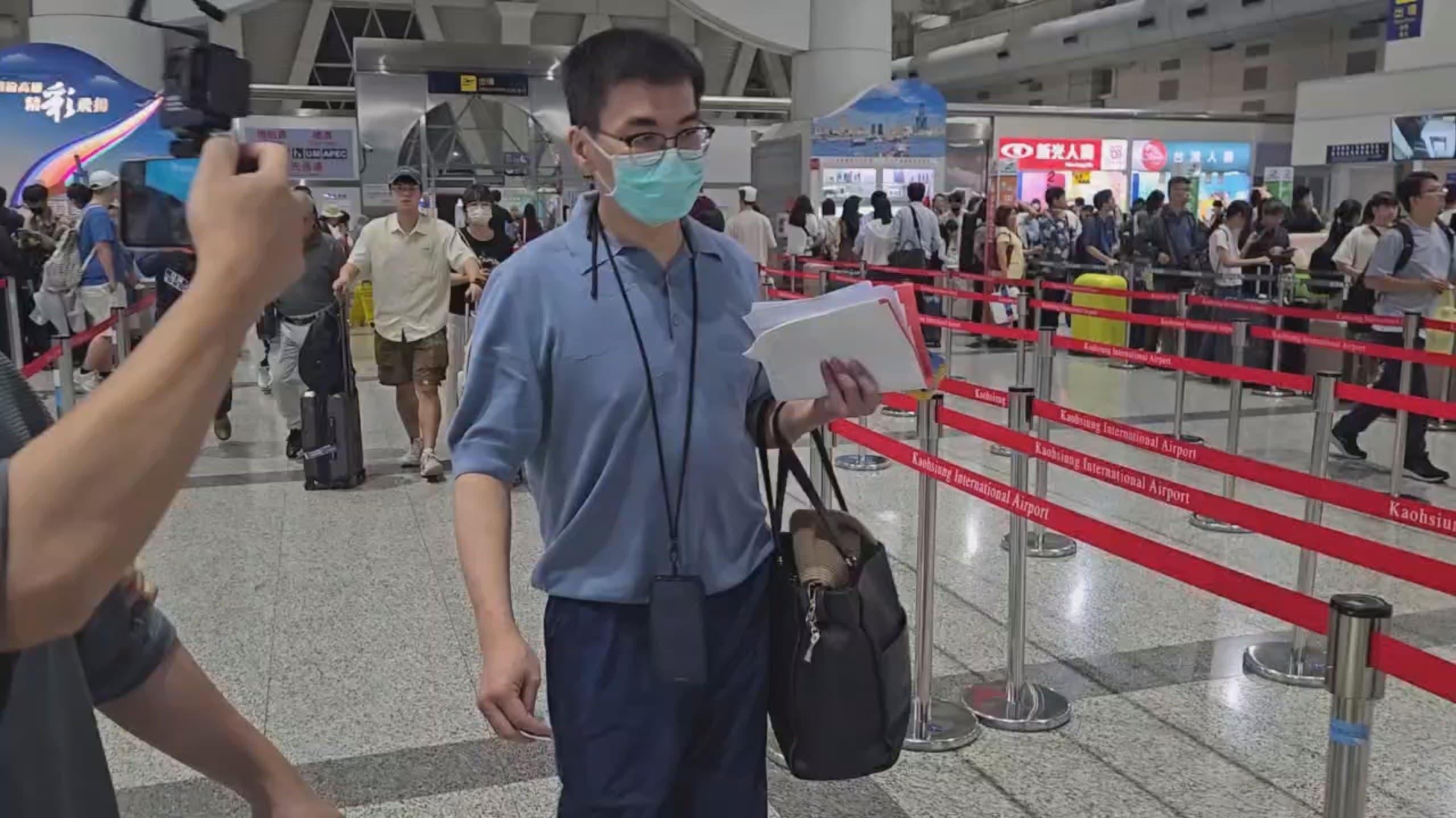 趙建銘今清晨現身小港機場，全程不發一語。（鏡新聞提供）