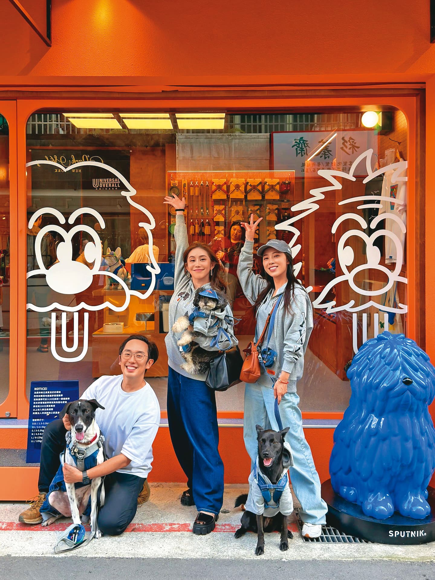 勇兔（右）對愛犬七辣十分疼愛，不用開工的日子，一定把七辣帶在身邊，一人一狗上山下海四處玩。中為王宇婕。（翻攝自勇兔IG）