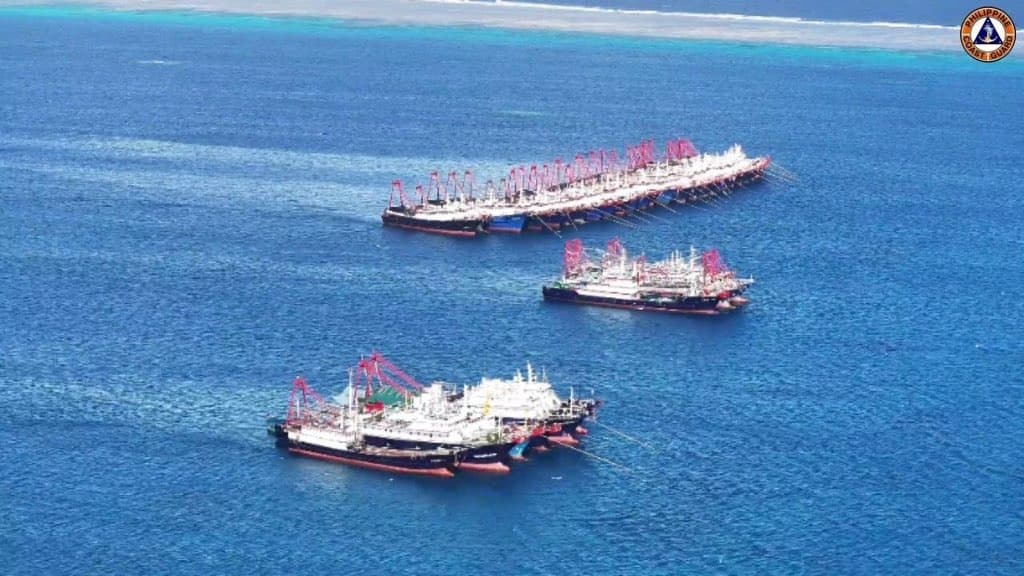 中國海上民兵船大量聚集南海牛軛礁。（翻自X平台）