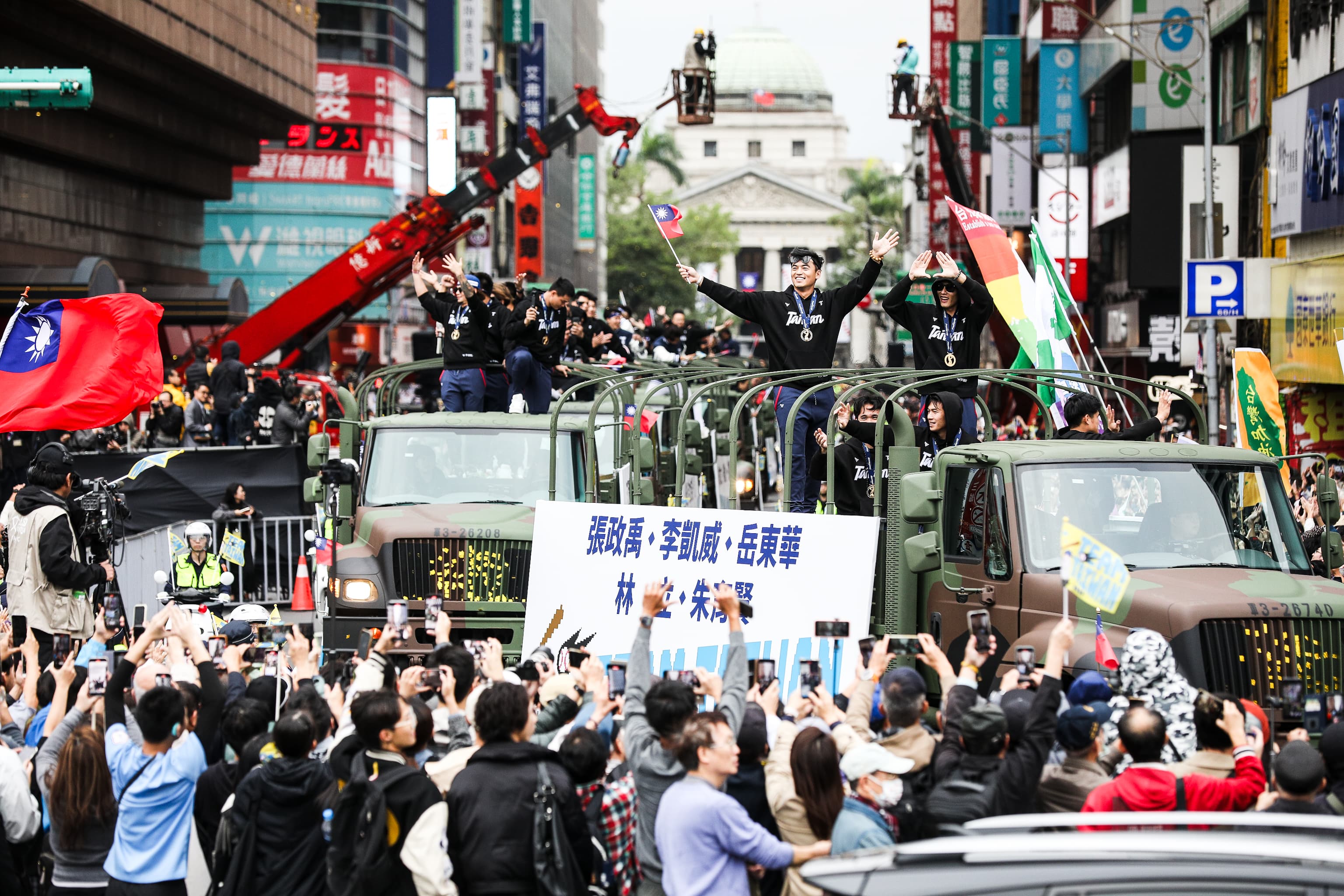 台灣英雄們接受民眾喝采。