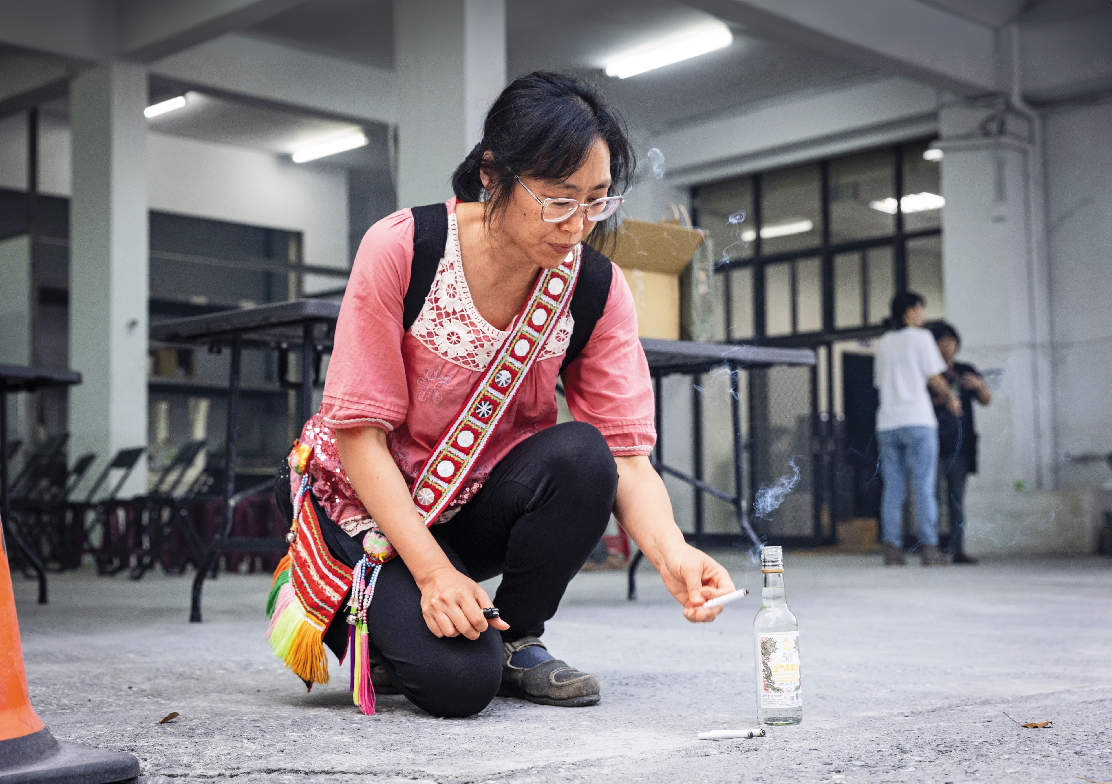 對談會前，Nakao依照阿美族傳統獻上香菸、酒給祖靈，祈求活動順利。看到其中一支菸燒得極慢，Nakao說：「這是我遇過最糟的情形。」
