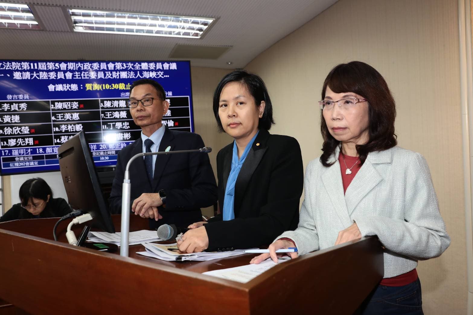為了讓李貞秀不再對著空氣質詢，陳昭姿、陳清龍今與李一起進行「聯合質詢」。（鏡報林煒凱）