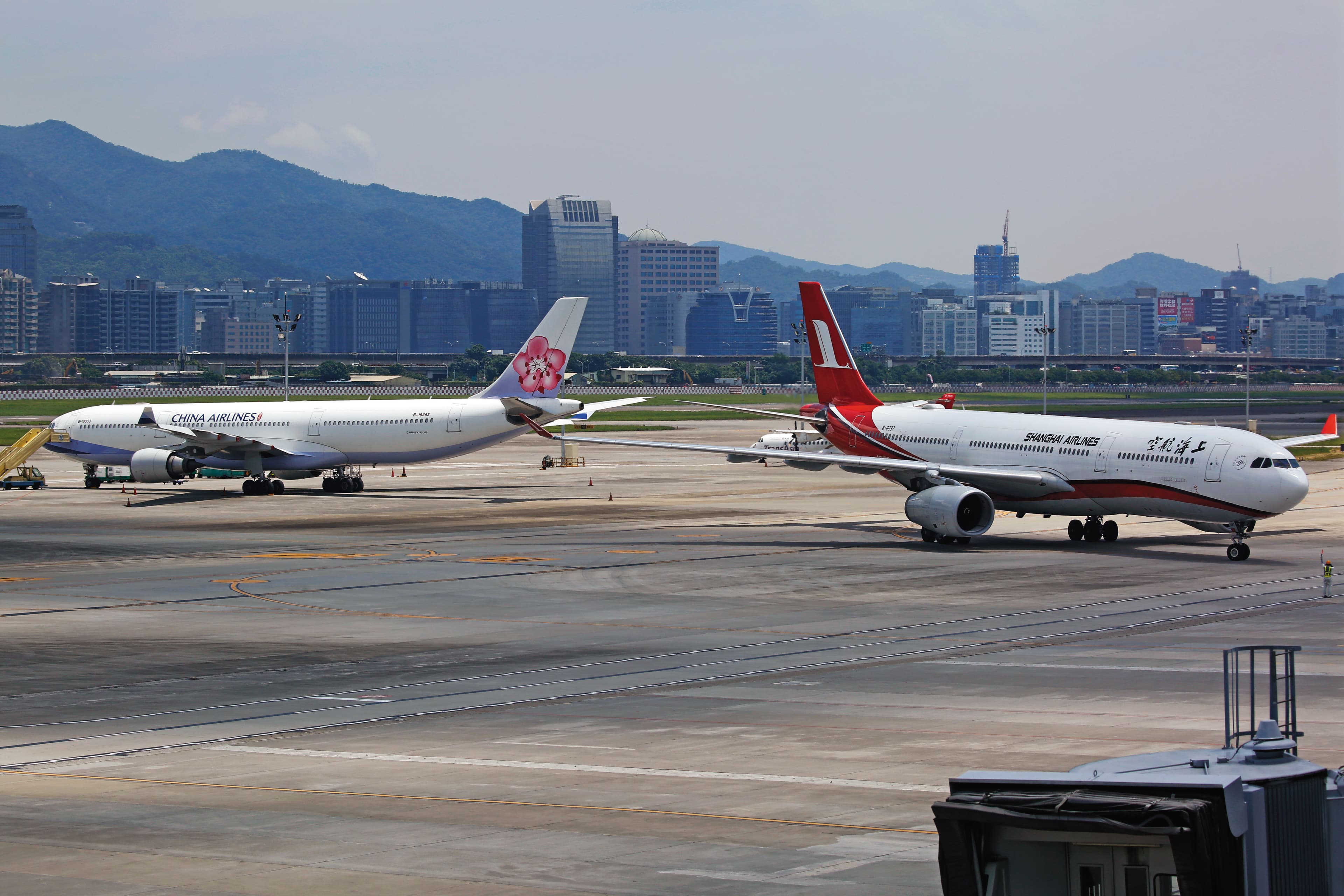 禁團令一公布，航空公司機票訂金該如何協調成為業者大難題。