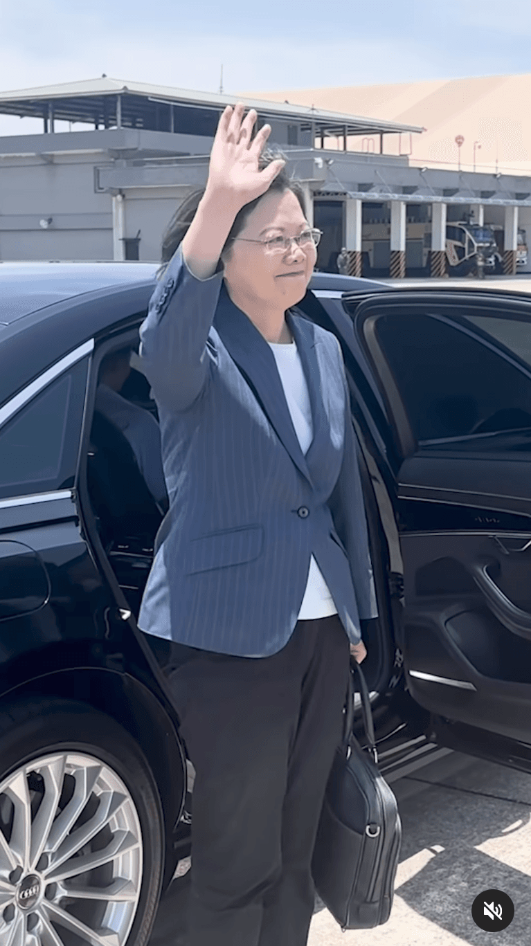 蔡英文揮手和空軍說謝謝，畫面催淚。（翻攝蔡英文IG）