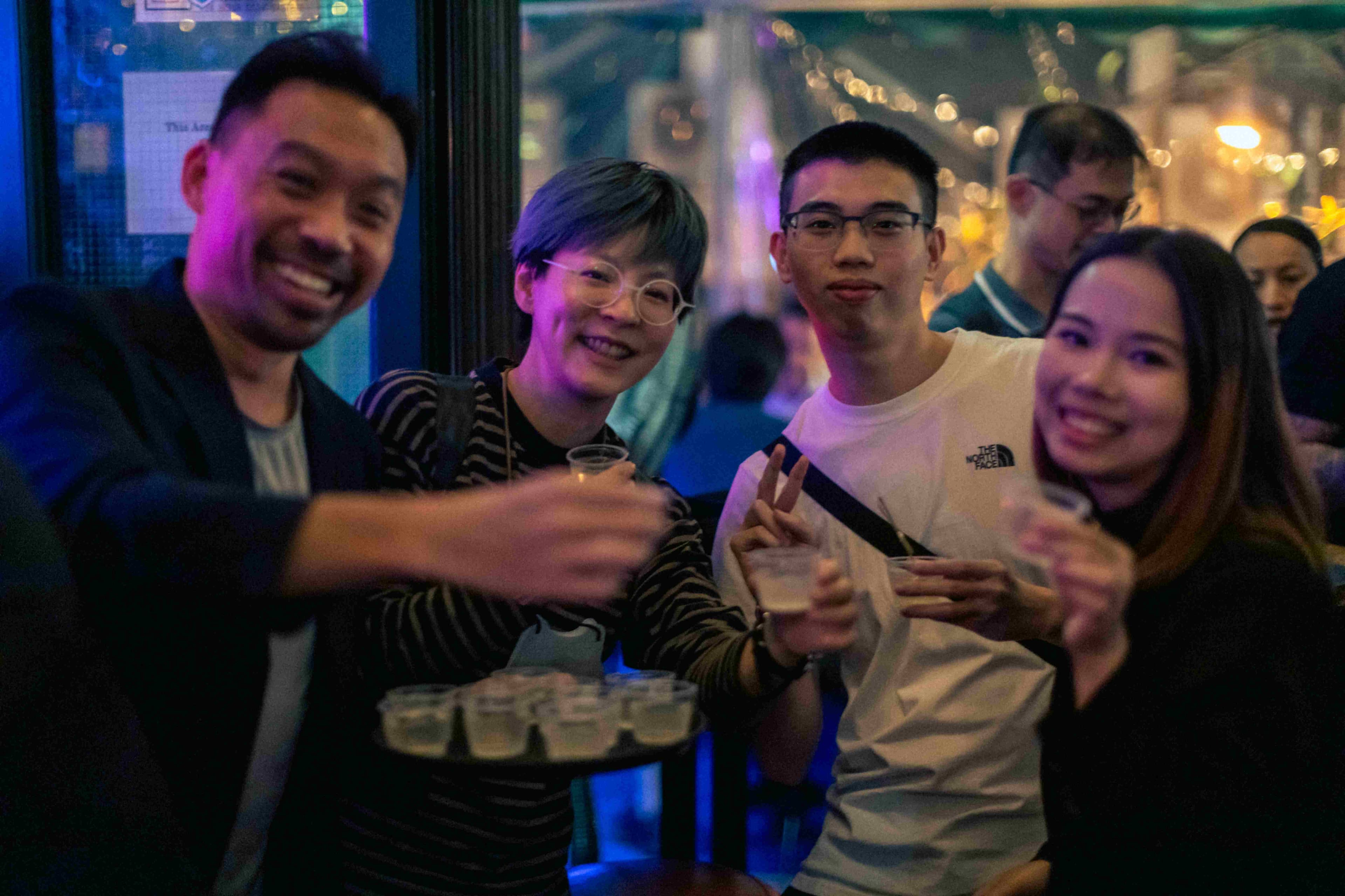 從世界各地來到香港的遊客,想徹底融入國際氛圍,第一個動作就是到蘭桂坊喝一杯。
