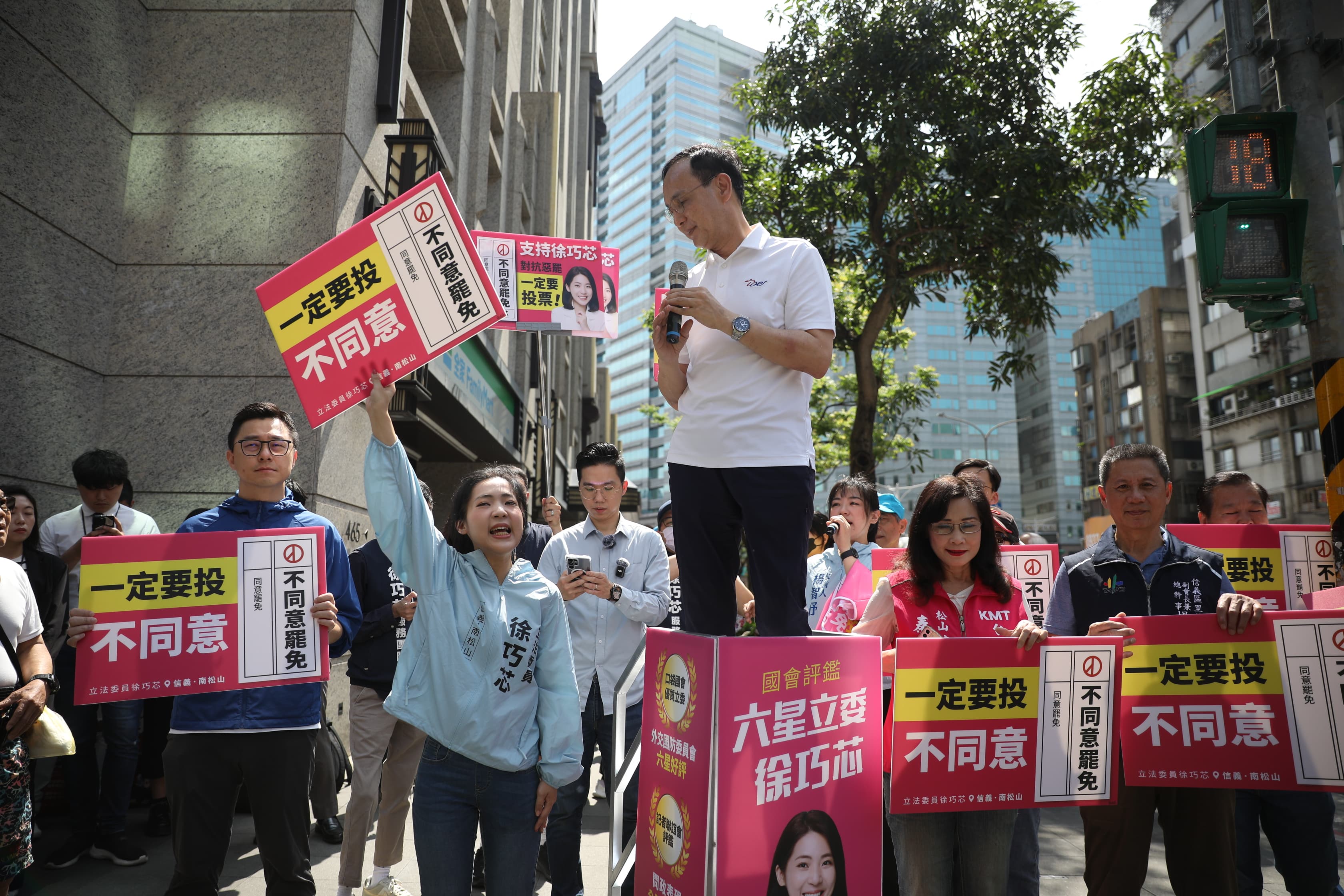 朱立倫今上午在台北市虎林街口為徐巧芯站台宣講反罷免。（鏡報新聞網提供）