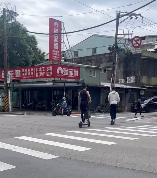 林書豪、林書緯穿越馬路時，有民眾正好在過斑馬線。（讀者提供）