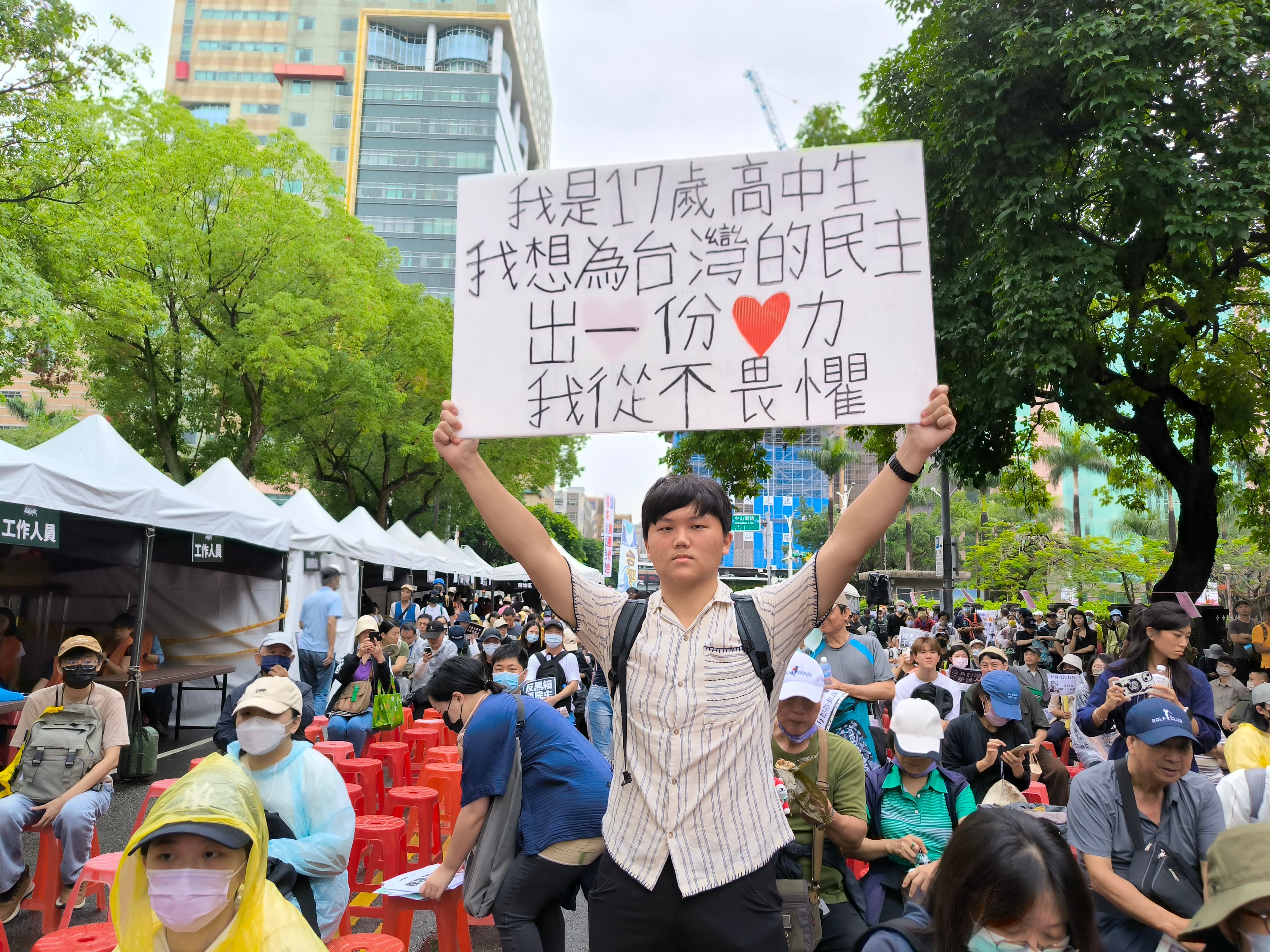 有許多民眾不滿藍白強行修法,自發性在立院外集結抗議。
