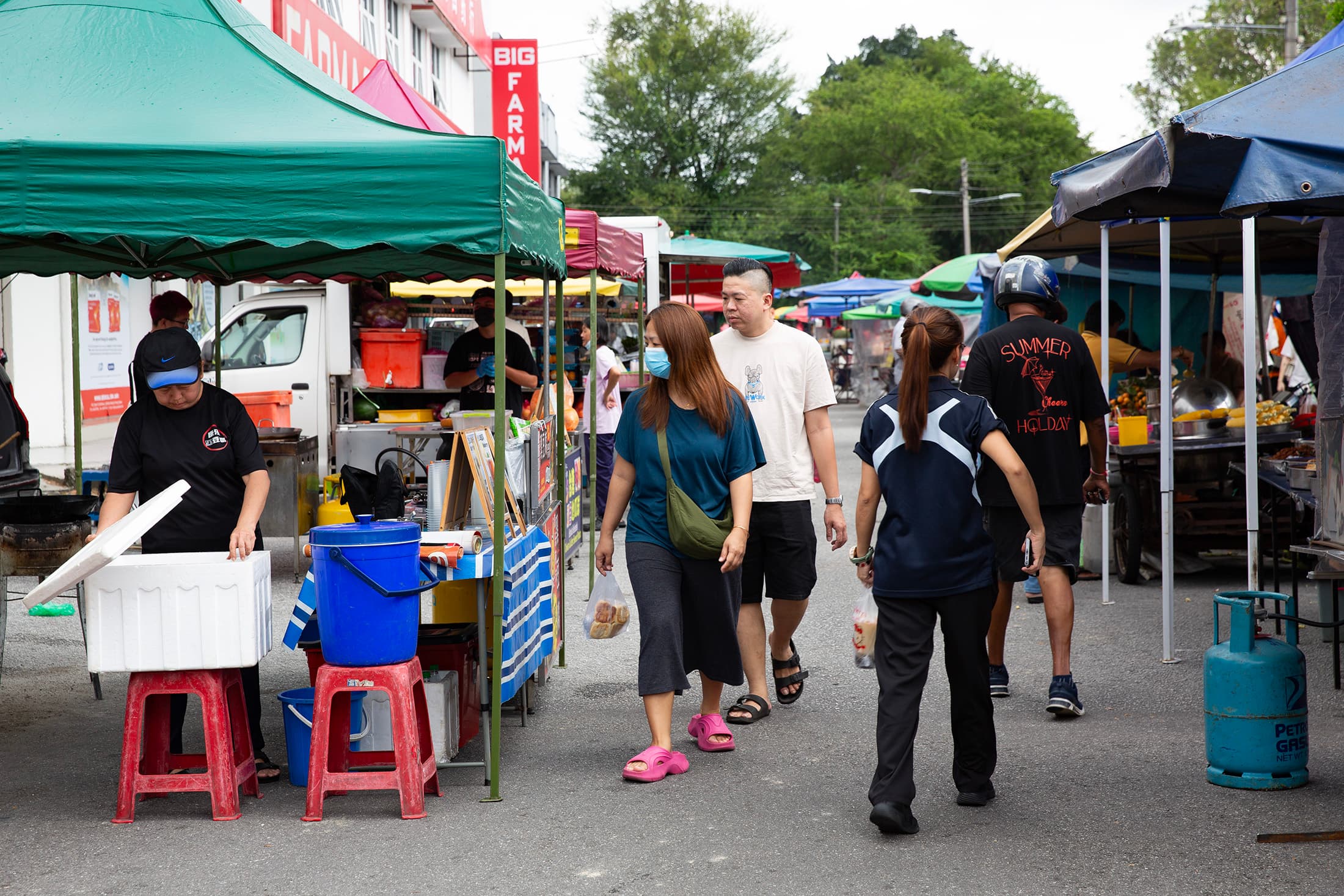 第一花園夜市據稱有超過200個攤位，販賣各式街頭小吃、水果和日常用品。