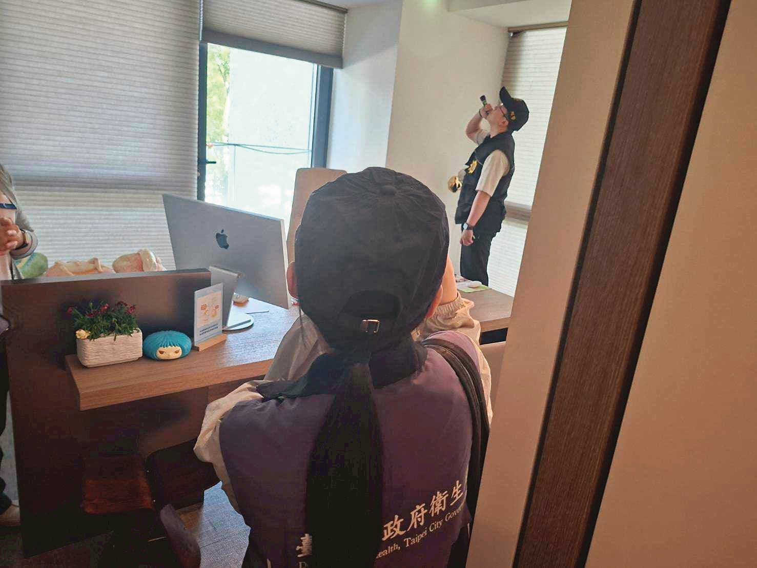 送子鳥台北院區診間天花板的偵煙器，被查出暗藏針孔偷拍設備。（台北市衛生局提供）