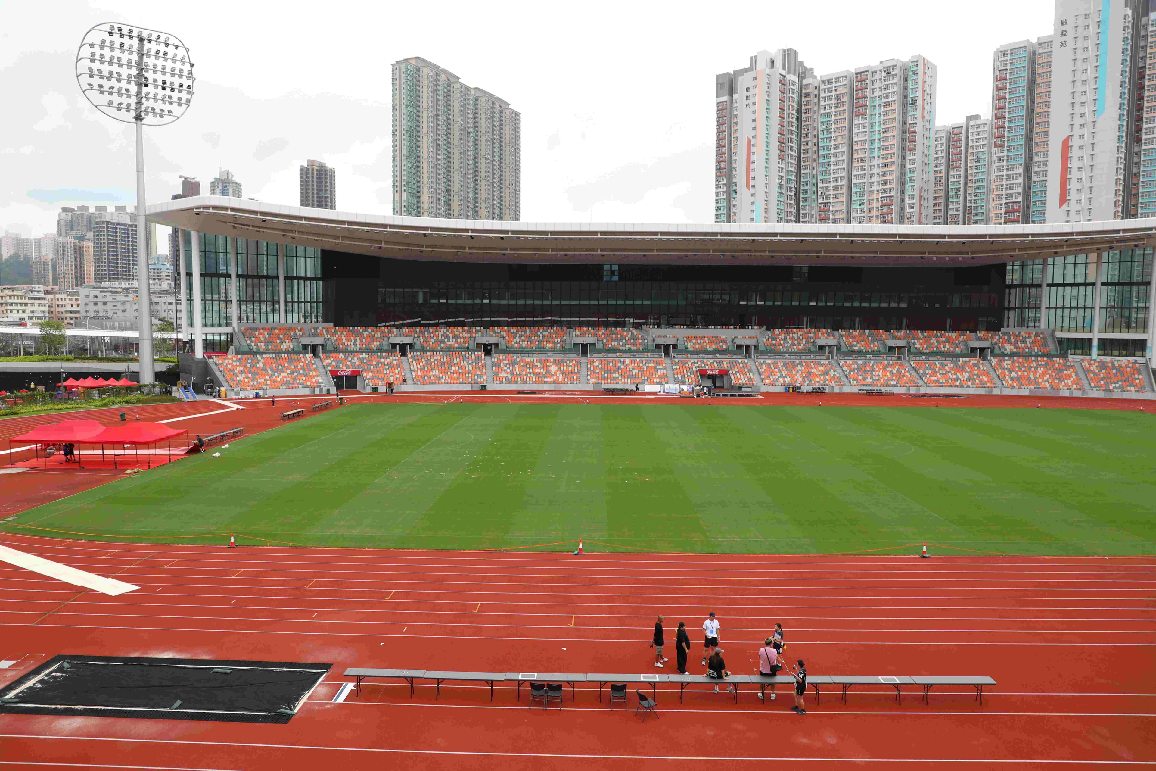啟德體育園是一座佔地廣大的體育綜合園區,包括一個田徑體育場。