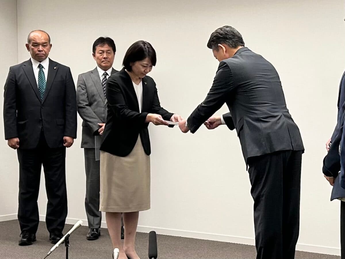 前橋市議會22日遞交「辭職請求書」，要求小川晶辭職下台、重新選舉。（翻攝自fmgunma.com）