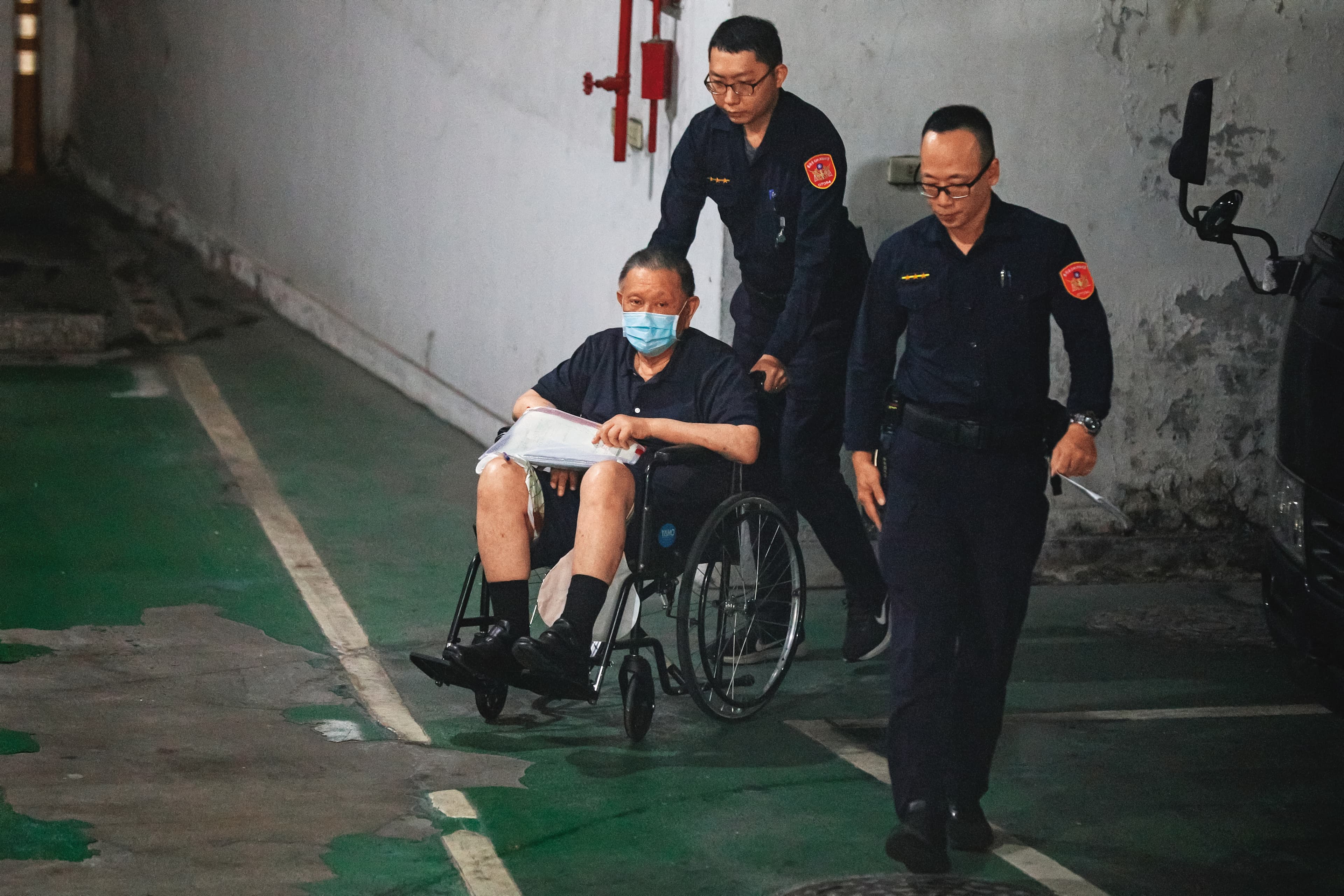 威京集團主席沈慶京（左）行使緘默權，強調自己是遭司法迫害。