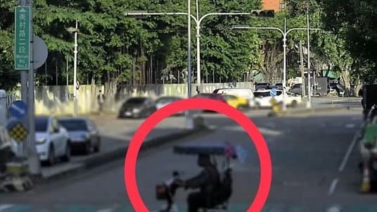 97歲劉爺爺為了友情與烤鴨，不惜騎電動車遠征16公里。（翻攝畫面）