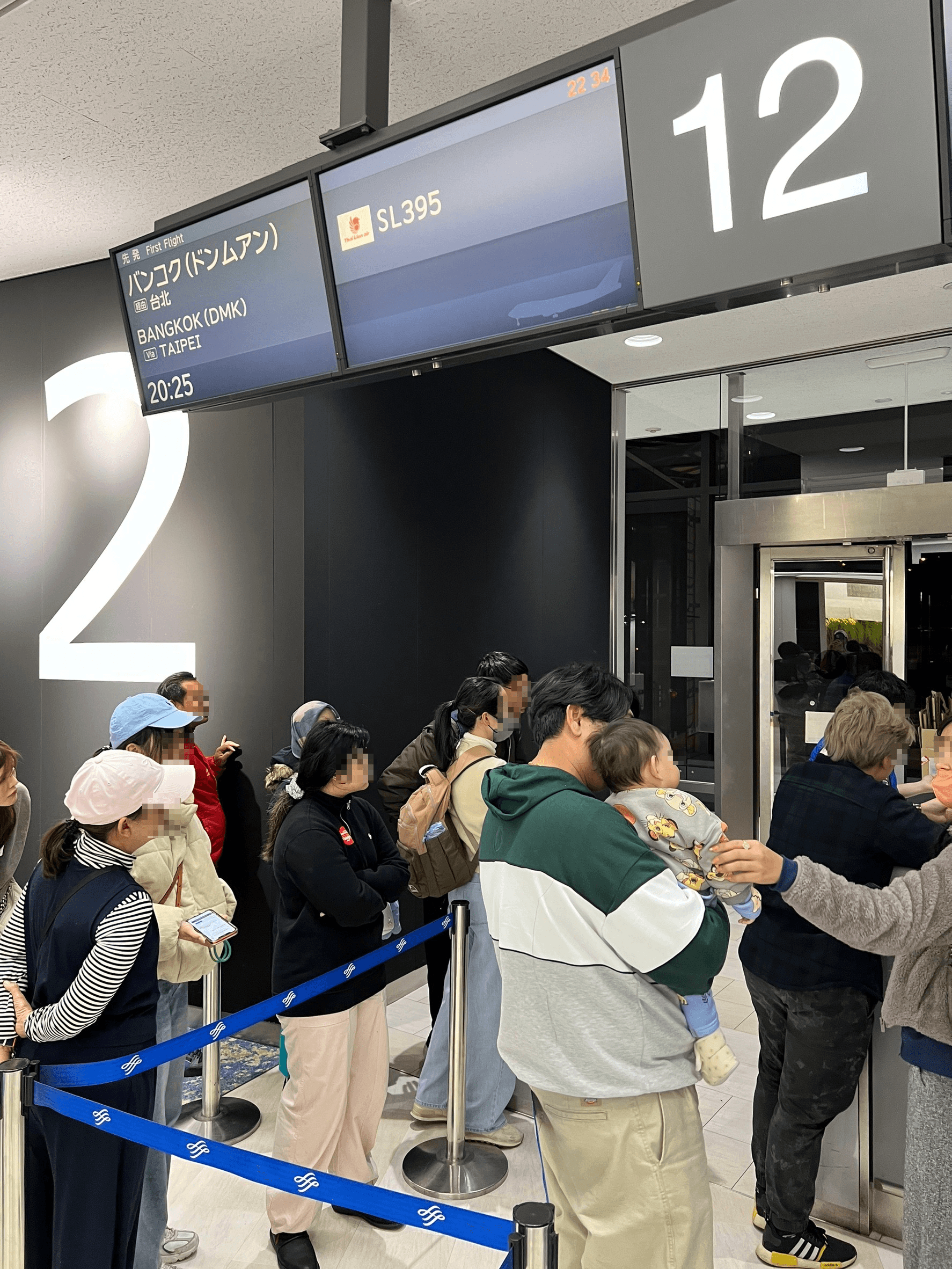 泰國獅航395玻璃破裂，台籍旅客滯留東京。（讀者提供）