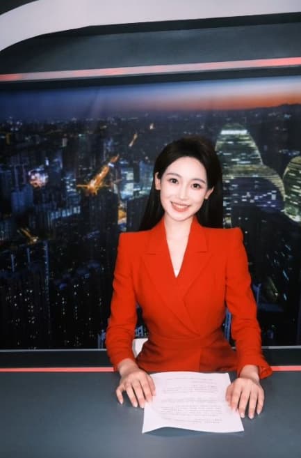 中國《央視》近日迎來另一位「00後」主播陶憶雯。（翻攝自微博）