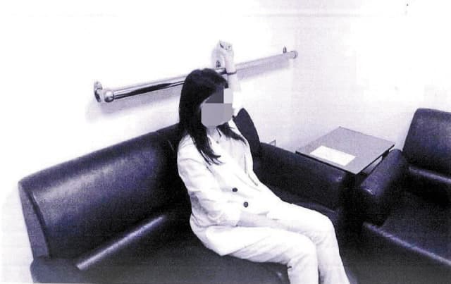 楊女被上銬16小時，更曾手腕高舉過頭、被銬於牆面上橫桿長達30分鐘，致其手腕受傷。（示意圖，翻攝監察院公報） 