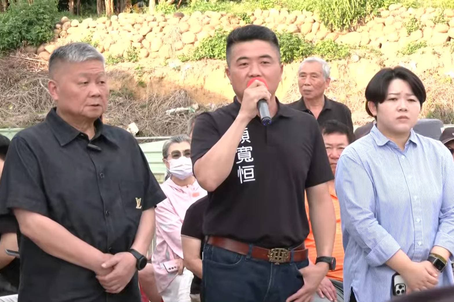 顏寬恒在父親等人陪同下自行宣布罷免案未通過。（鏡新聞提供）