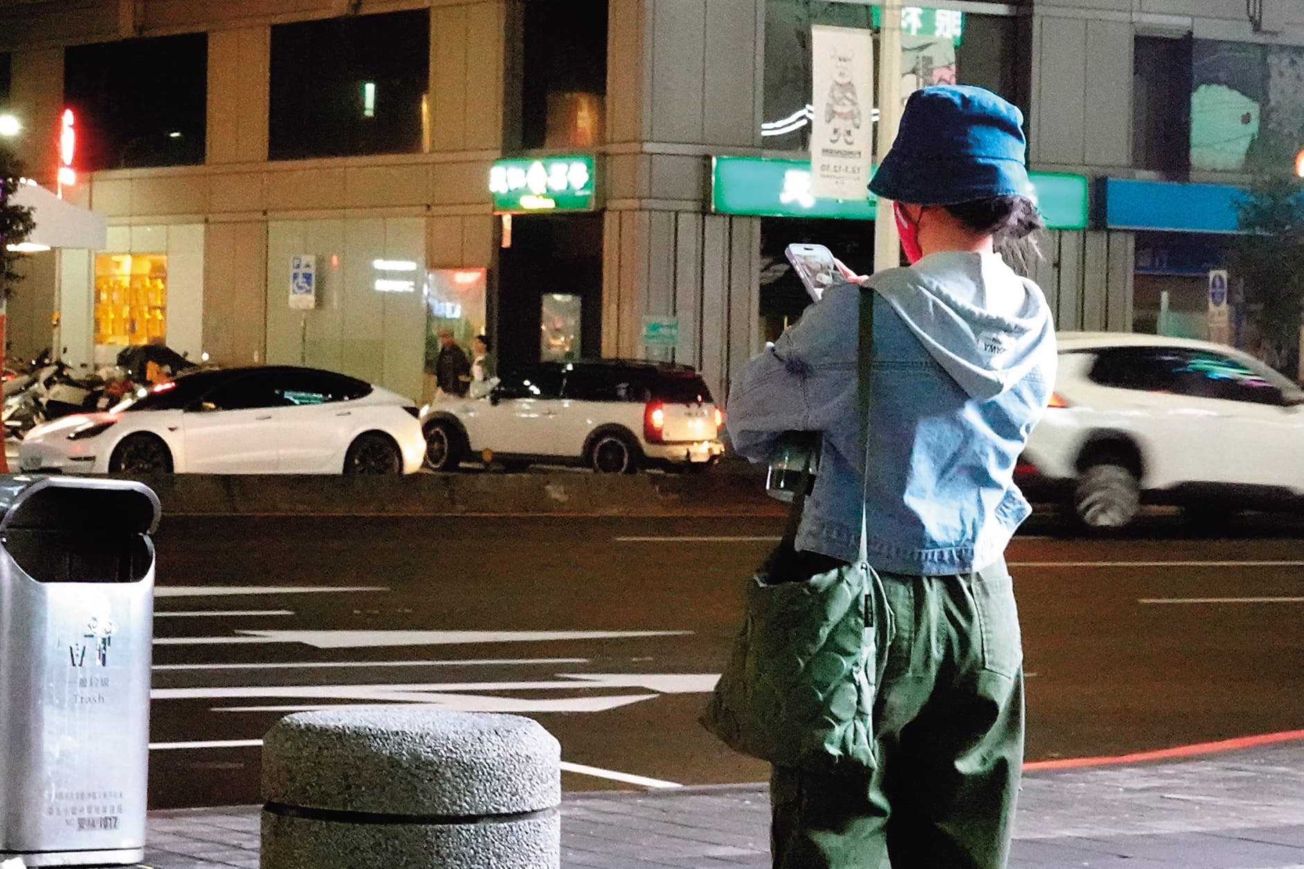 21：40 許藍方在公車站牌滑手機，滑著滑著動身前往買肉乾。