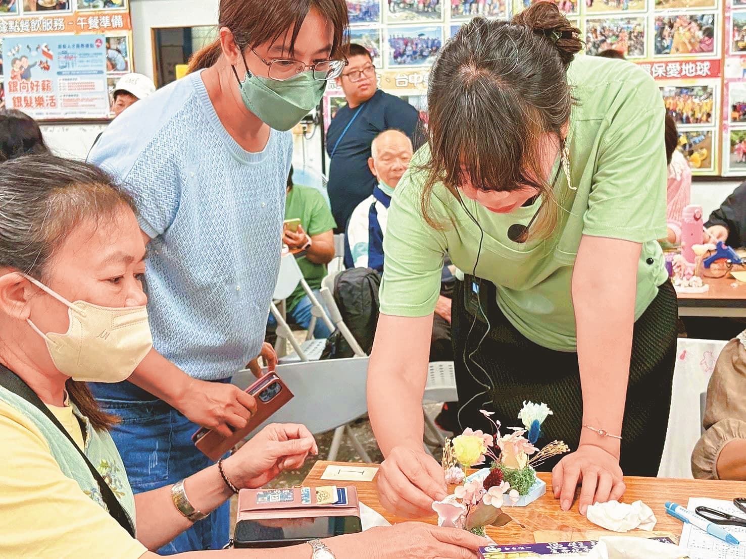 縣府邀請銀髮者與青年朋友一同體驗「創意美學手作課程」共學創業所需職能。（新竹縣政府提供）