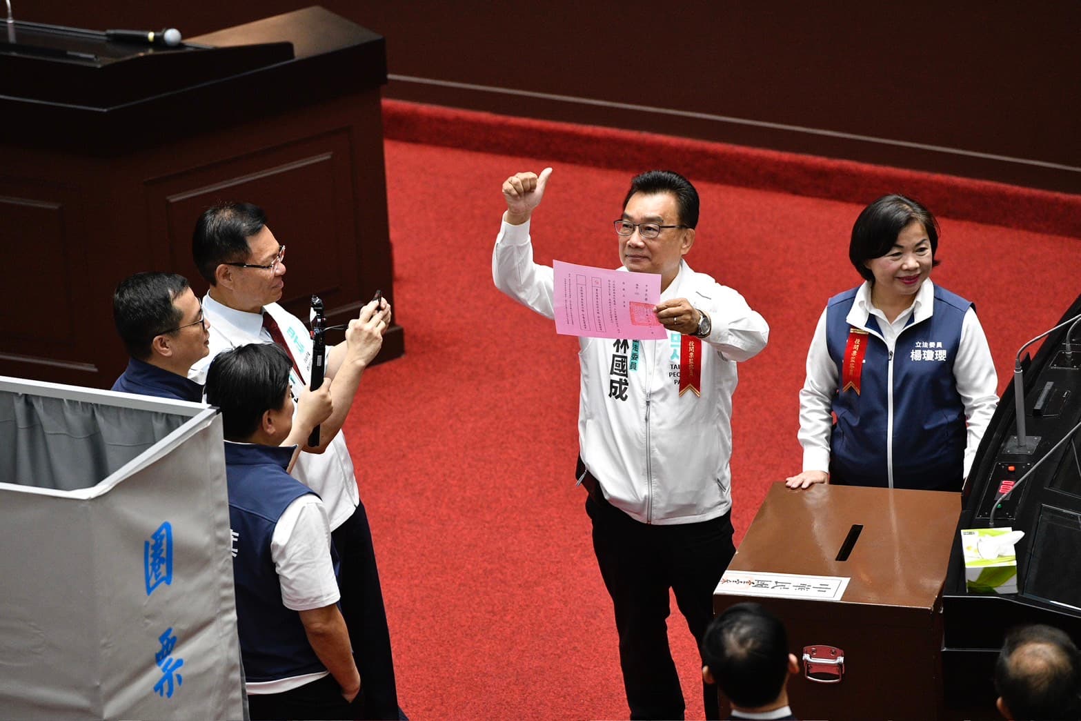 民眾黨立委也亮出選票向藍營表態。